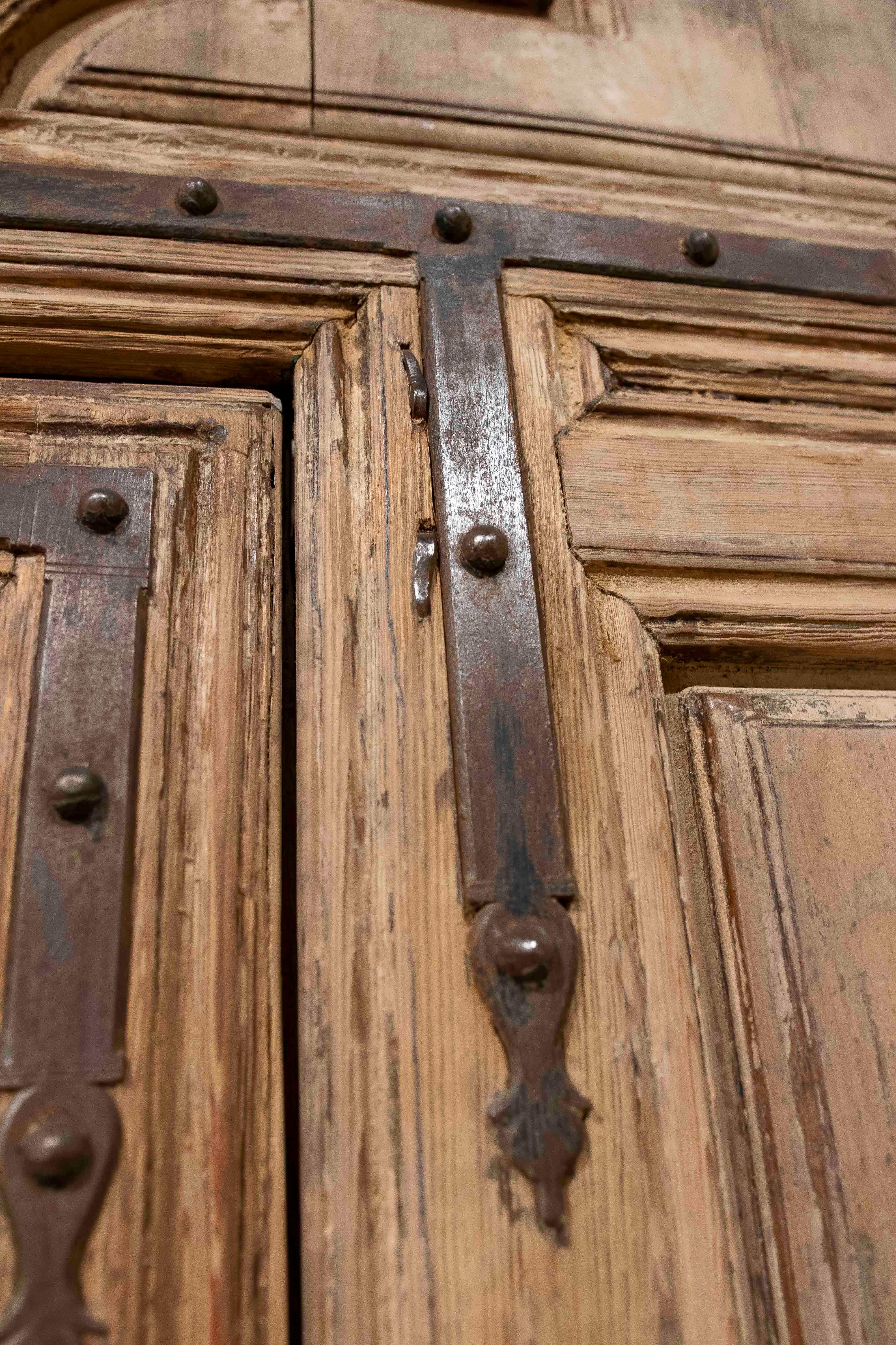 19th Antique Wooden Entrance Door with Wrought Iron Grille and Bronze Knockers For Sale 12