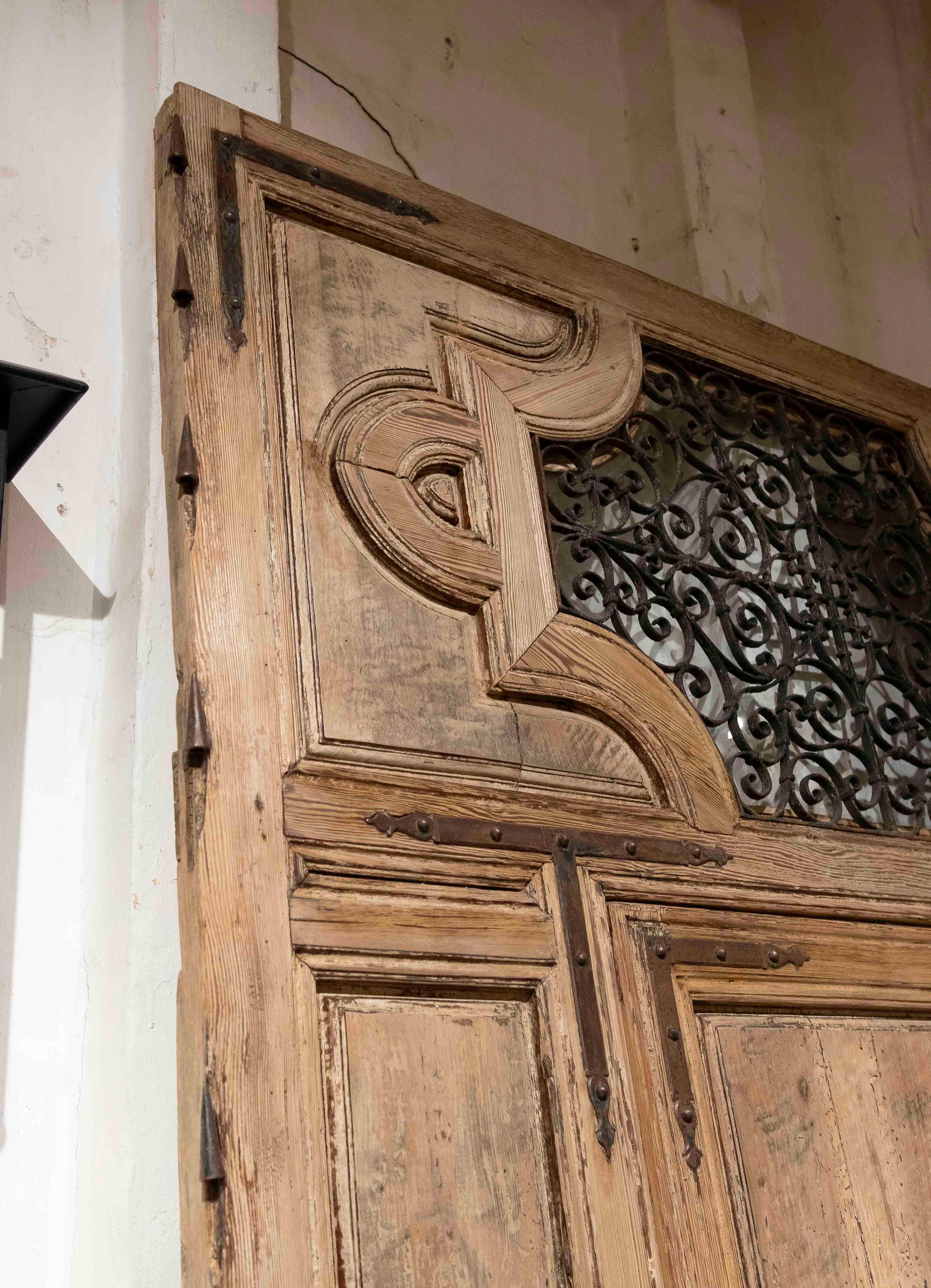 19th Antique Wooden Entrance Door with Wrought Iron Grille and Bronze Knockers For Sale 14