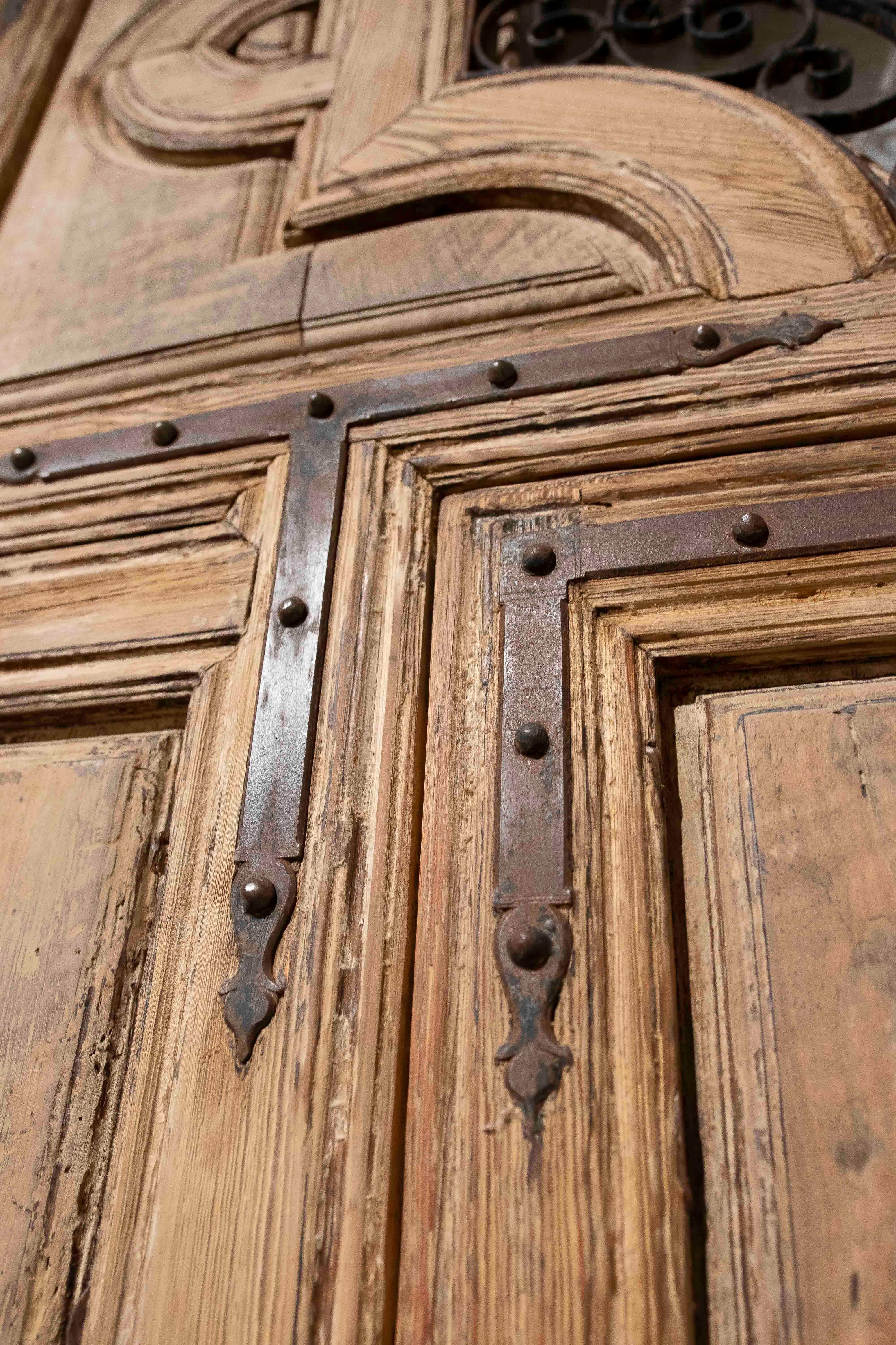 19th Antique Wooden Entrance Door with Wrought Iron Grille and Bronze Knockers For Sale 4