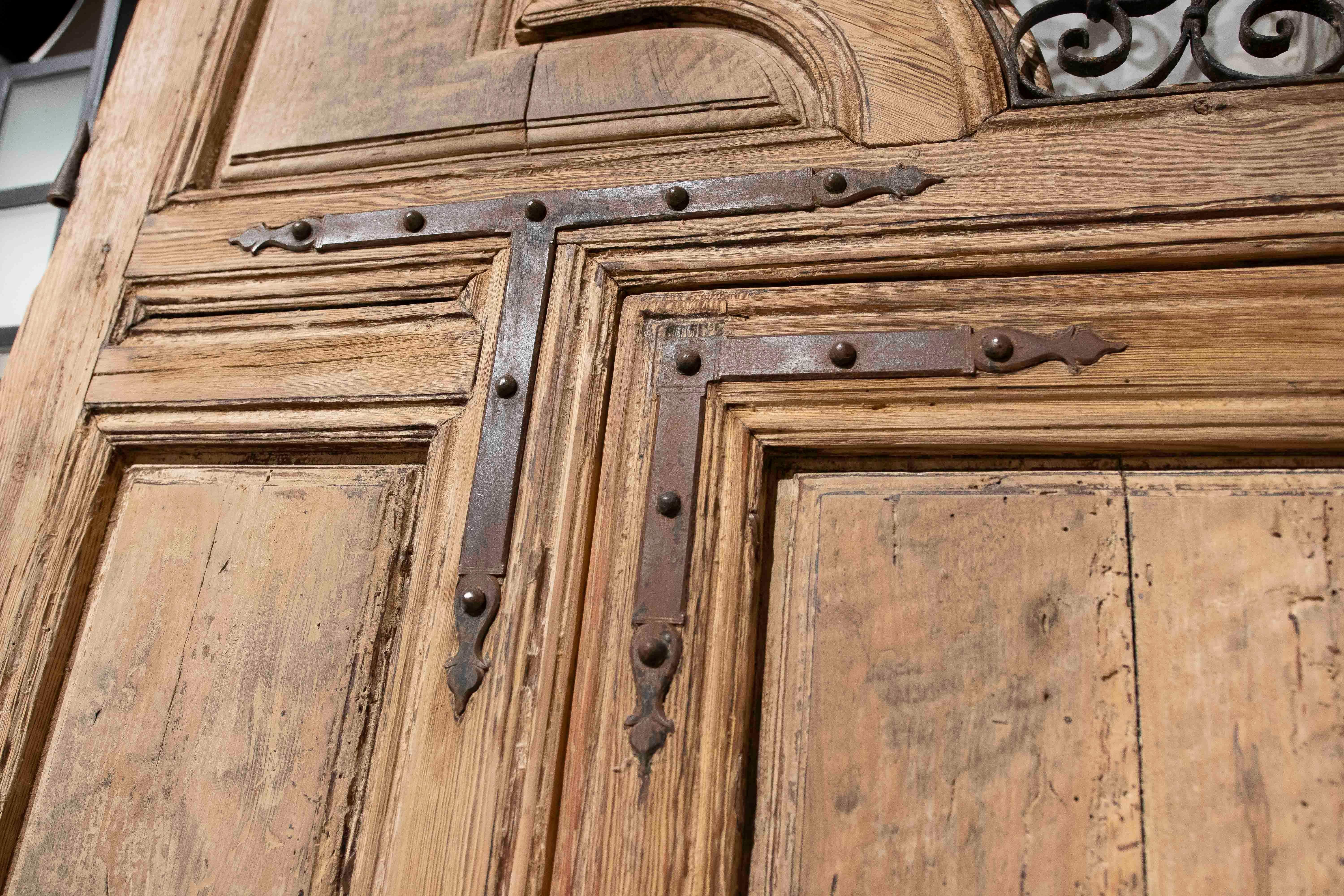 19th Antique Wooden Entrance Door with Wrought Iron Grille and Bronze Knockers For Sale 5