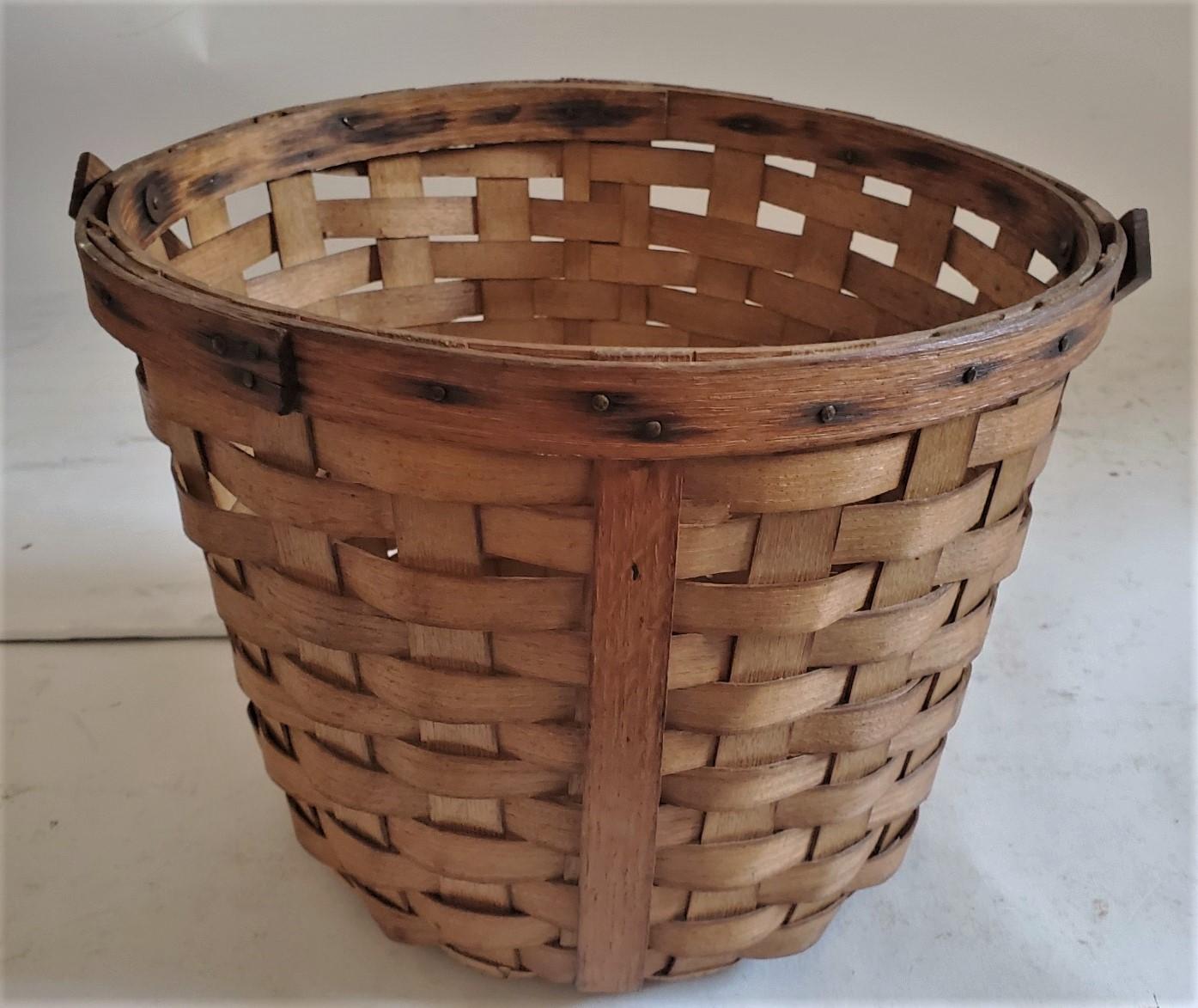 This fine and unusual swing handled apple basket is in good condition with a nice aged patina. Condition is very good.
