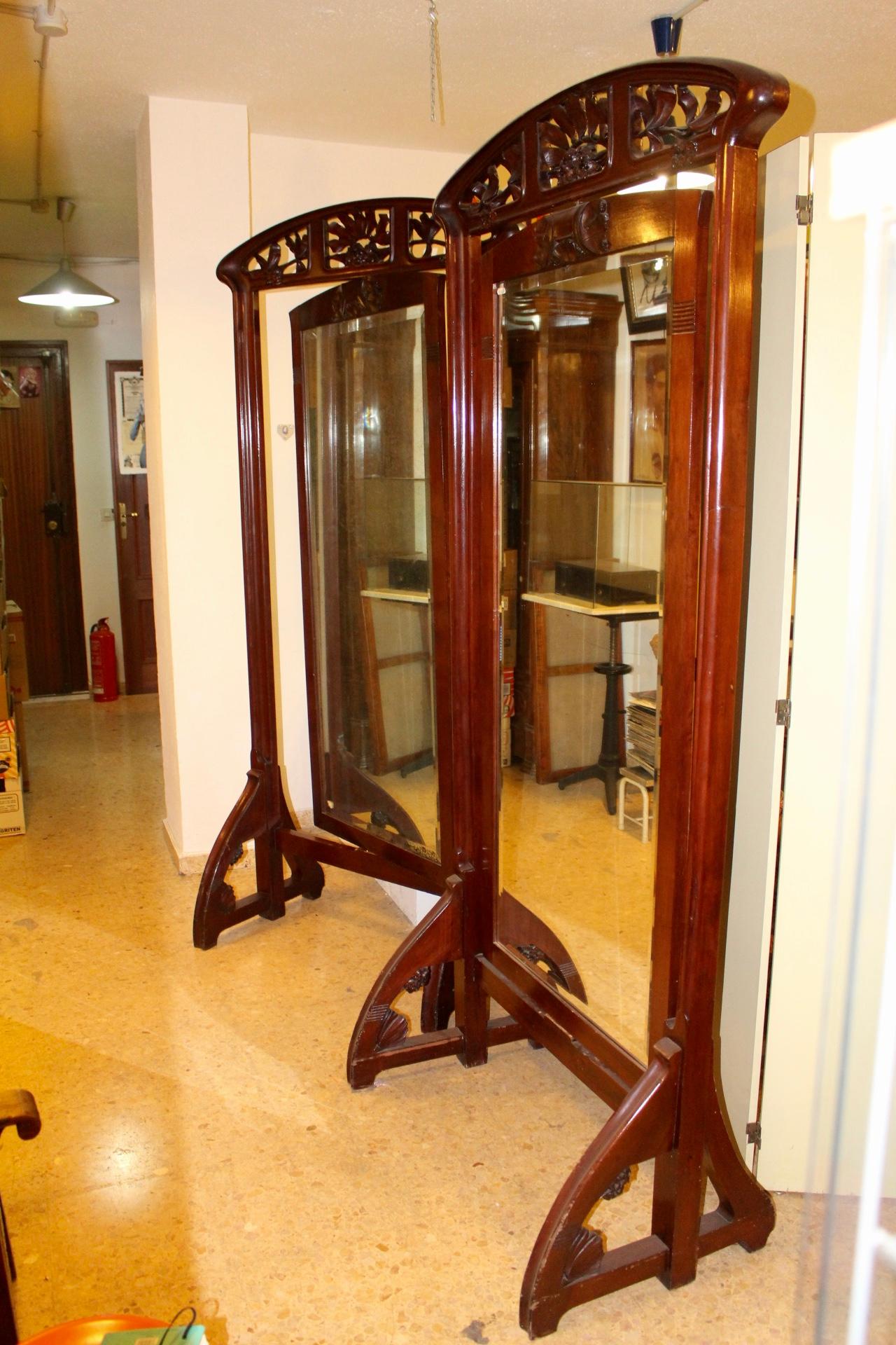 Large walnut Cheval Art Nouveau (Modernist in Spain) mirror made in Barcelona, Spain, late 19th century, in the manner of Louis Majorelle.
 
