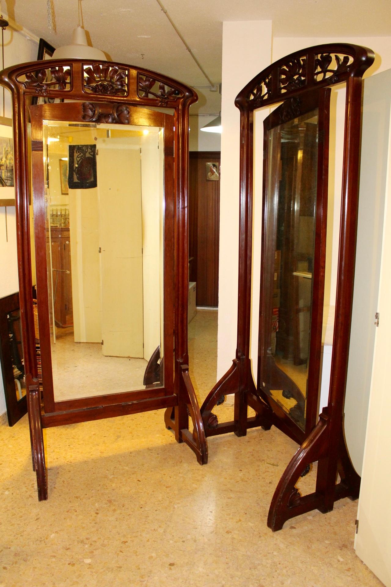 Spanish Art Nouveau Walnut Cheval Mirror in the Manner of Louis Majorelle, 19th Century  For Sale