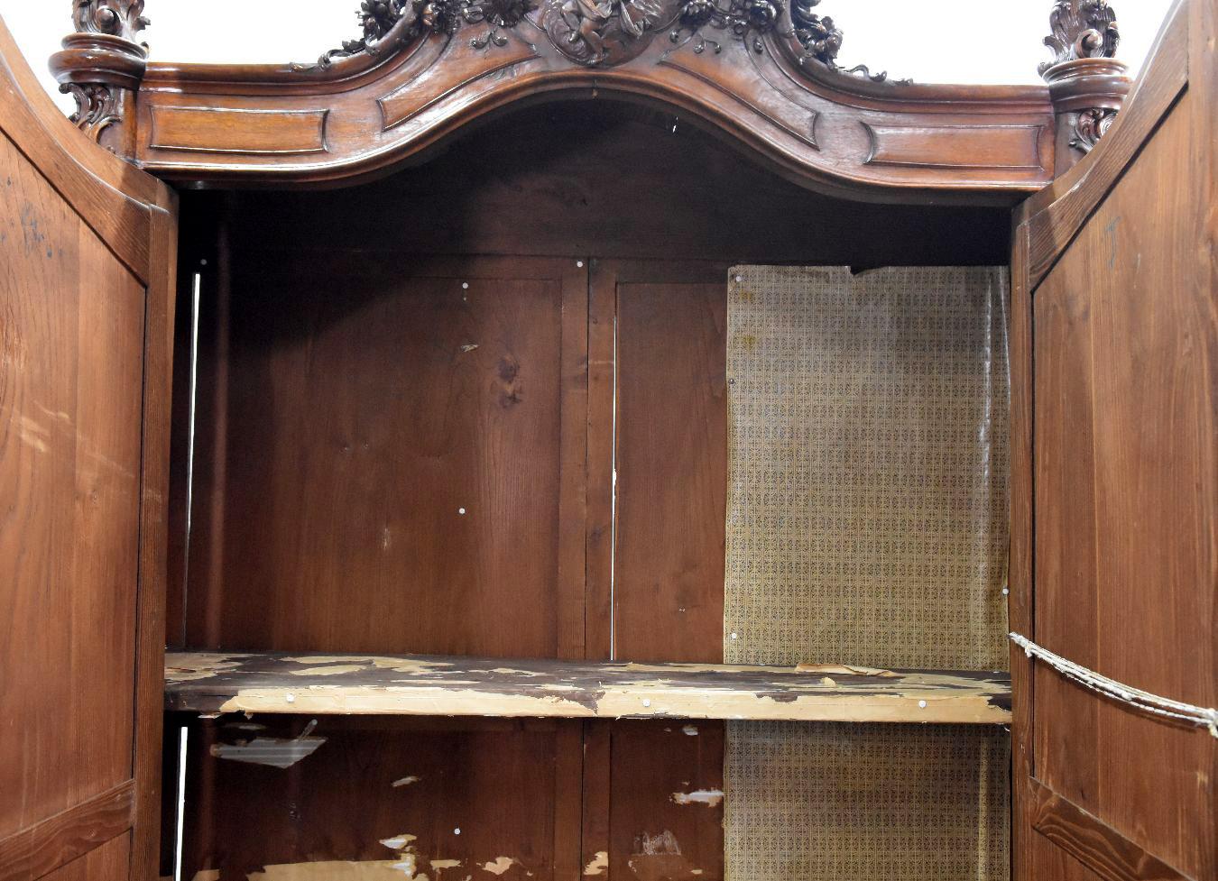 Spiegelschrank aus Nussbaum mit Putten im Louis-XV-Rokoko-Stil, 19. Jahrhundert im Angebot 3