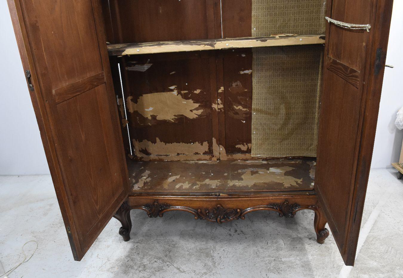 Spiegelschrank aus Nussbaum mit Putten im Louis-XV-Rokoko-Stil, 19. Jahrhundert im Angebot 4