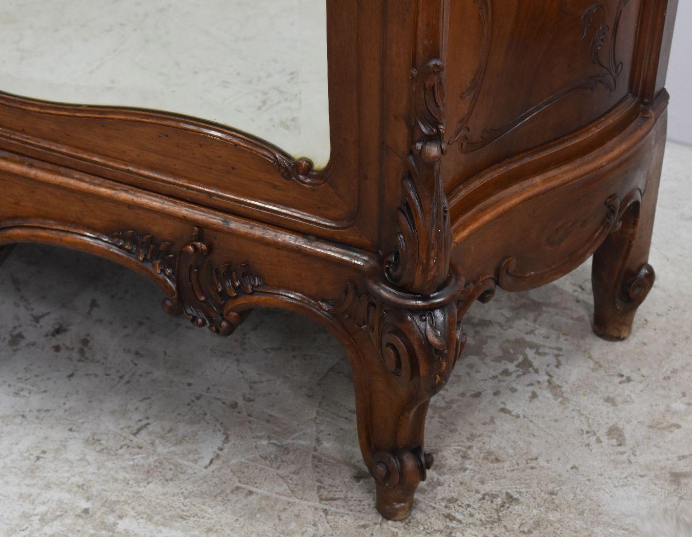 Miroir de rangement baroque Louis XV du 19ème siècle de style rococo en noyer avec putti en vente 6