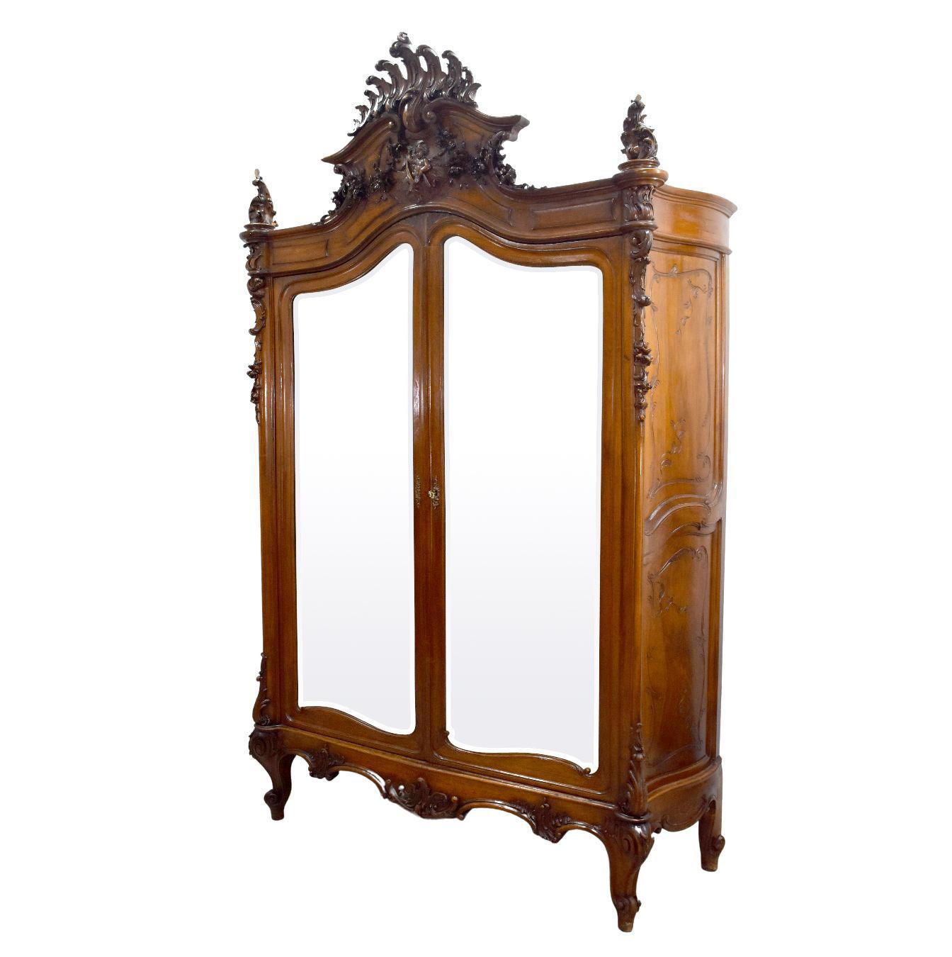 Spiegelschrank aus Nussbaum mit Putten im Louis-XV-Rokoko-Stil, 19. Jahrhundert (Louis XV.) im Angebot