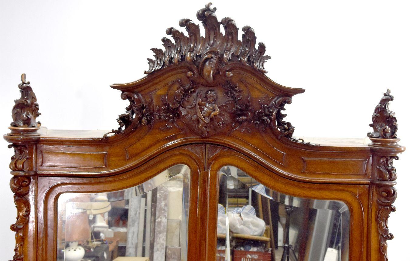 Sculpté Miroir de rangement baroque Louis XV du 19ème siècle de style rococo en noyer avec putti en vente