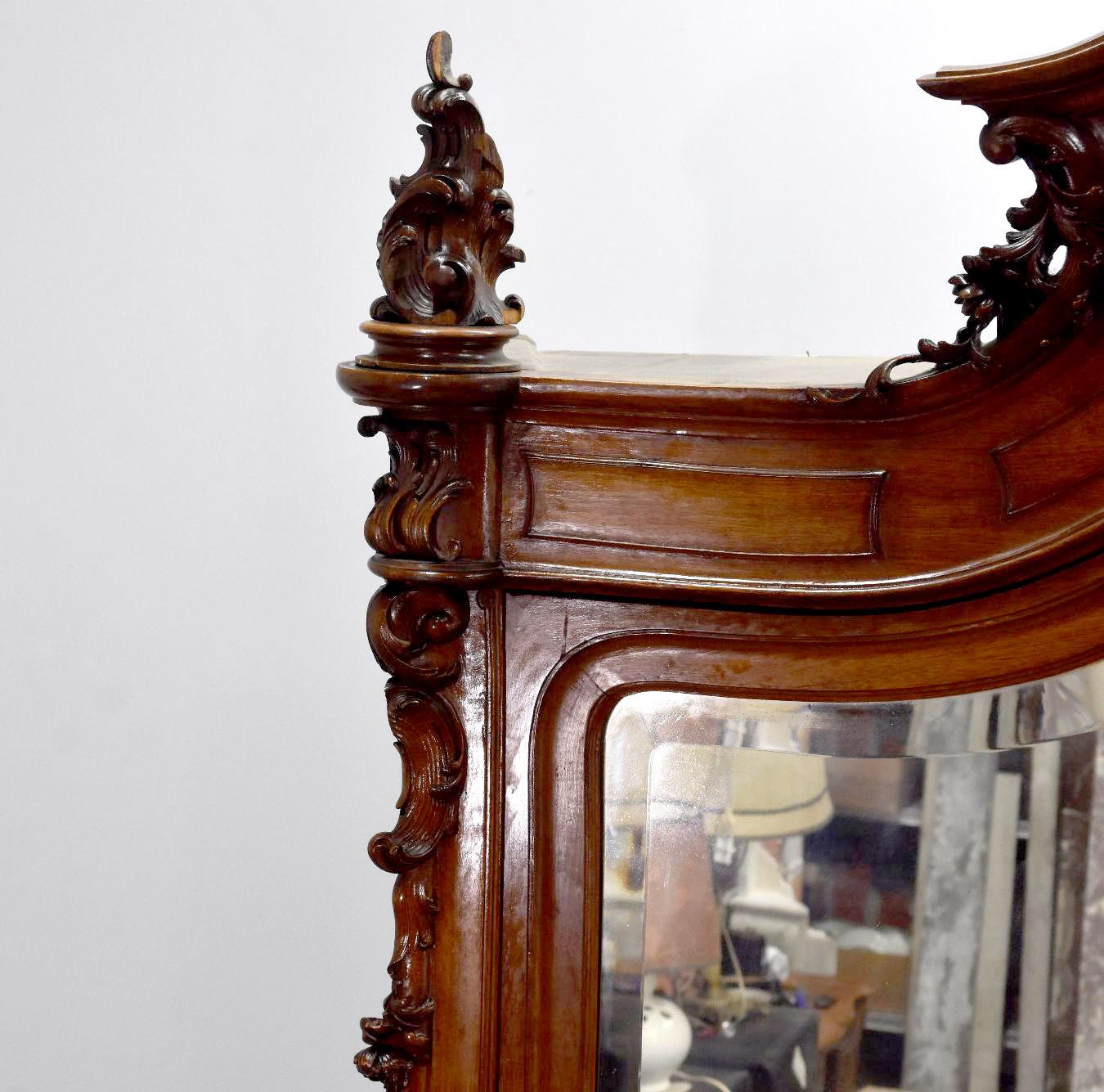 Noyer Miroir de rangement baroque Louis XV du 19ème siècle de style rococo en noyer avec putti en vente