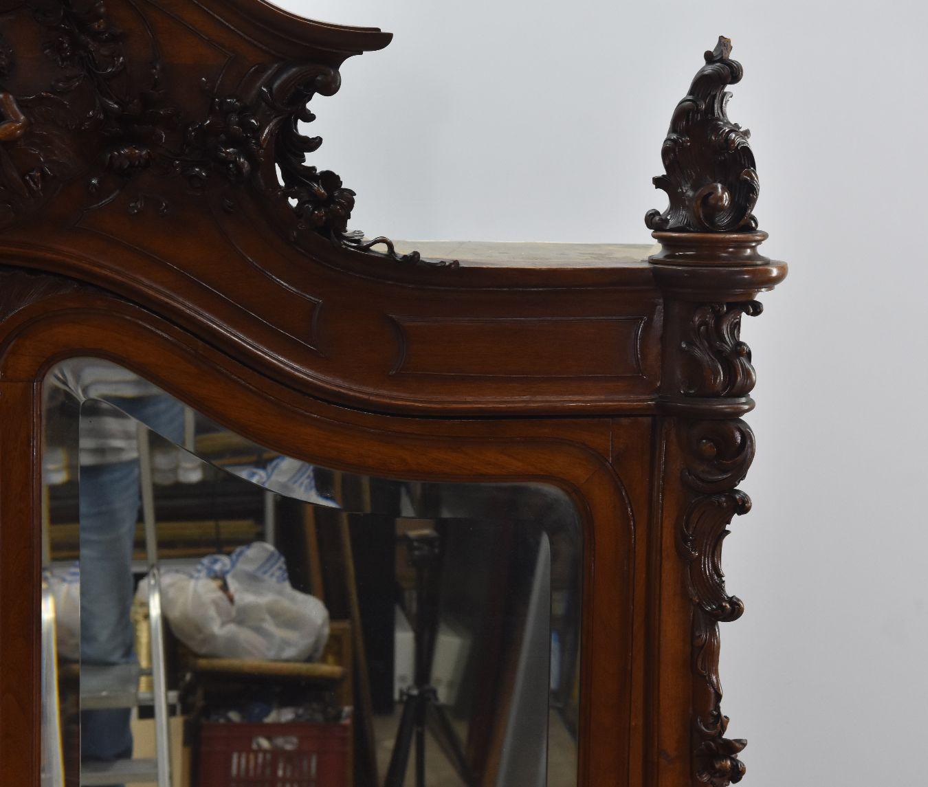 Miroir de rangement baroque Louis XV du 19ème siècle de style rococo en noyer avec putti en vente 2