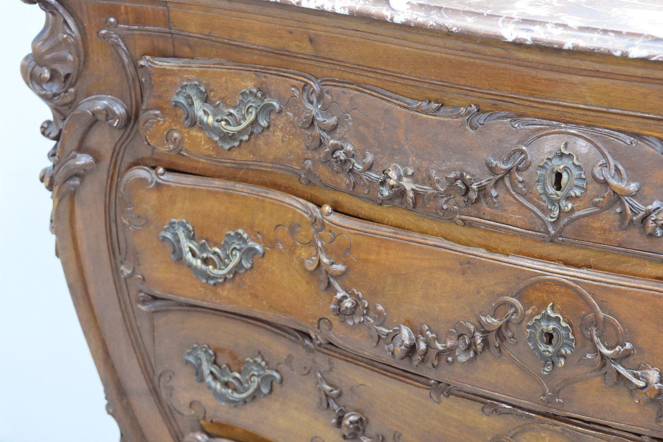Tavolino da toeletta in legno di noce in stile Rococò Luigi XV del 19° barocco con putti in vendita 4