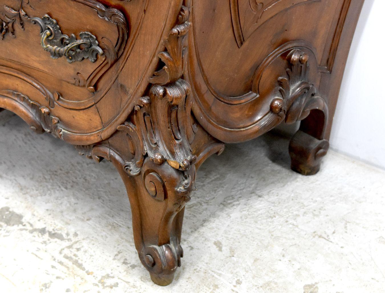 Tavolino da toeletta in legno di noce in stile Rococò Luigi XV del 19° barocco con putti in vendita 5