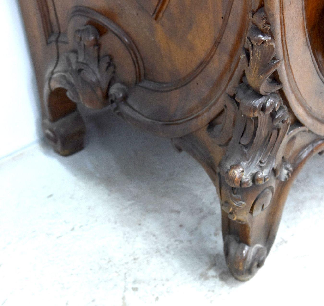 Tavolino da toeletta in legno di noce in stile Rococò Luigi XV del 19° barocco con putti in vendita 7