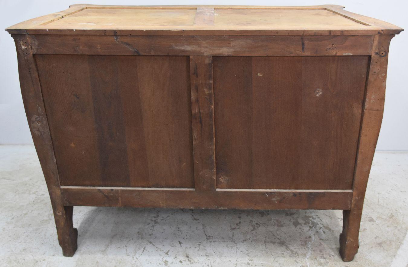 Tavolino da toeletta in legno di noce in stile Rococò Luigi XV del 19° barocco con putti in vendita 8