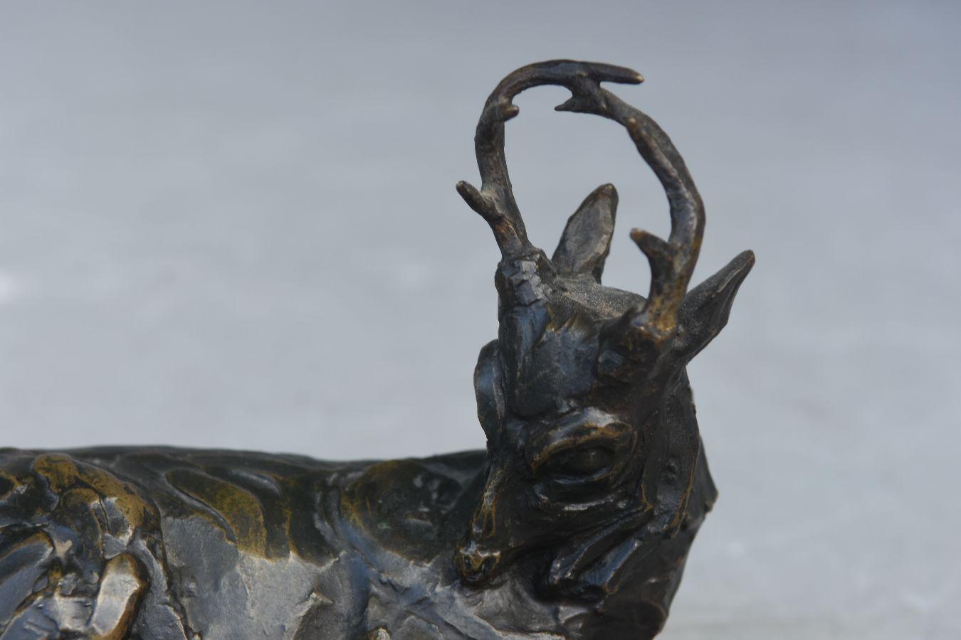 Cerf au repos en bronze de Robert Bousquet, XIXe siècle.