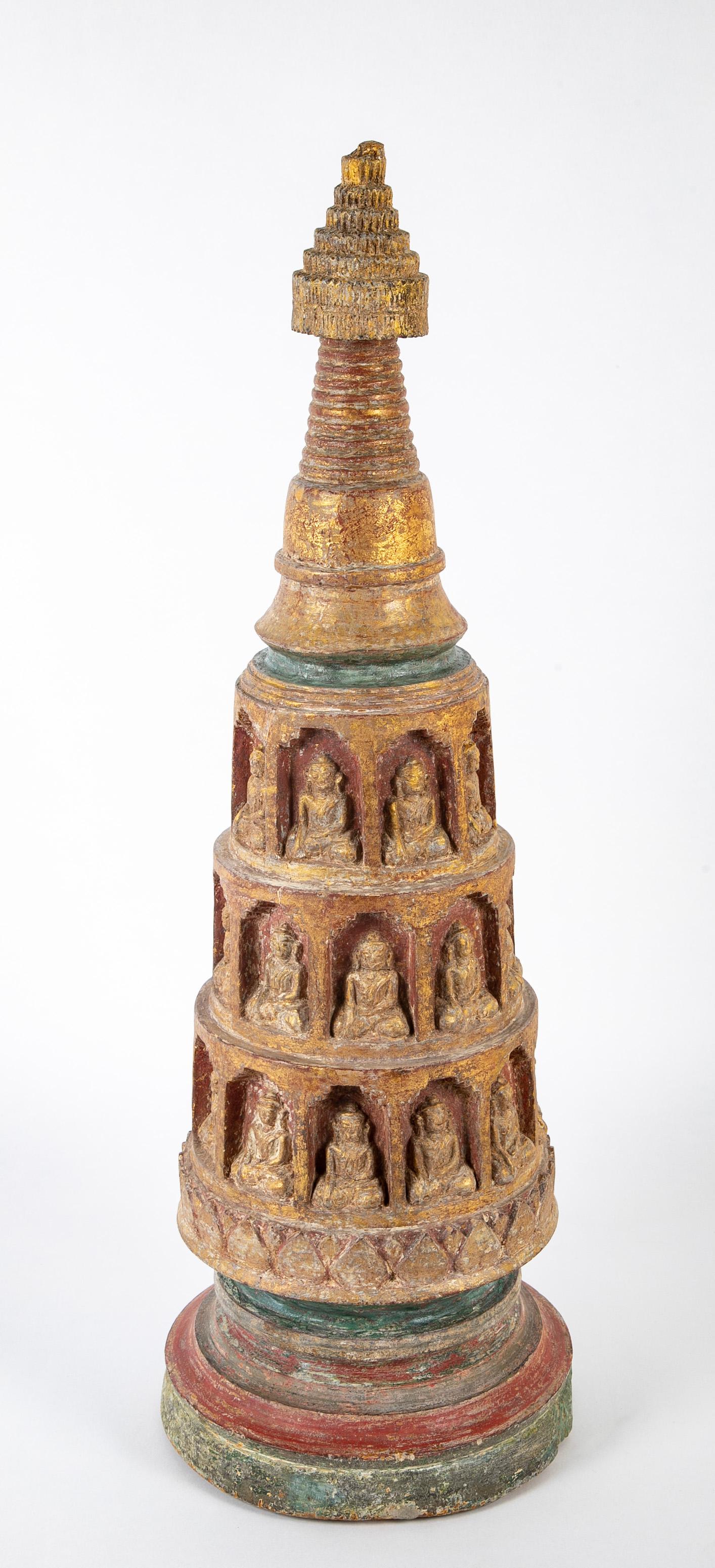 Birman Stupa birmane du 19ème siècle en bois sculpté et doré avec des Bouddhas en pouces  en vente