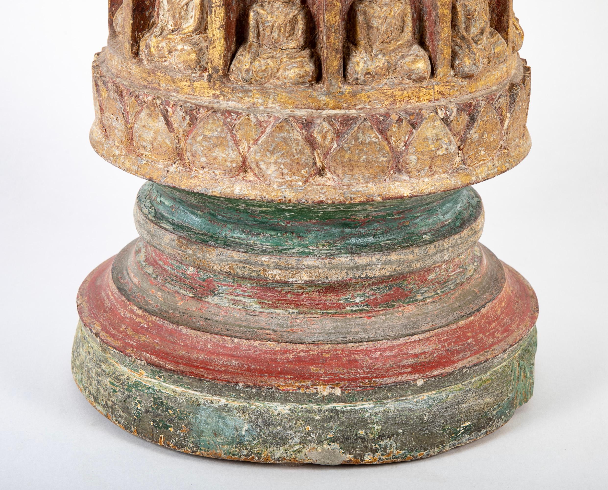 19. birmanische Stupa aus geschnitztem und vergoldetem Holz mit Buddhas in Nischen  (Geschnitzt) im Angebot