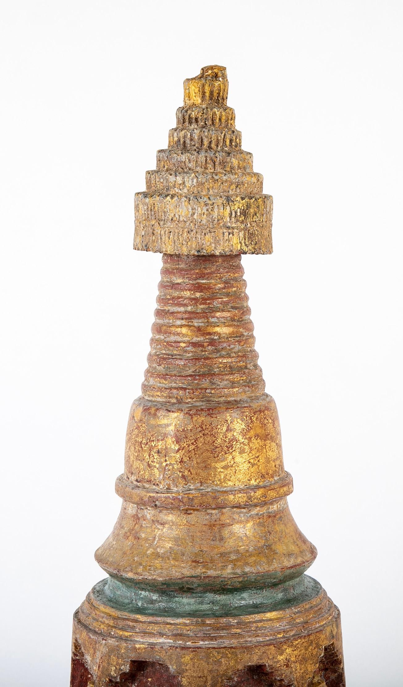 XIXe siècle Stupa birmane du 19ème siècle en bois sculpté et doré avec des Bouddhas en pouces  en vente