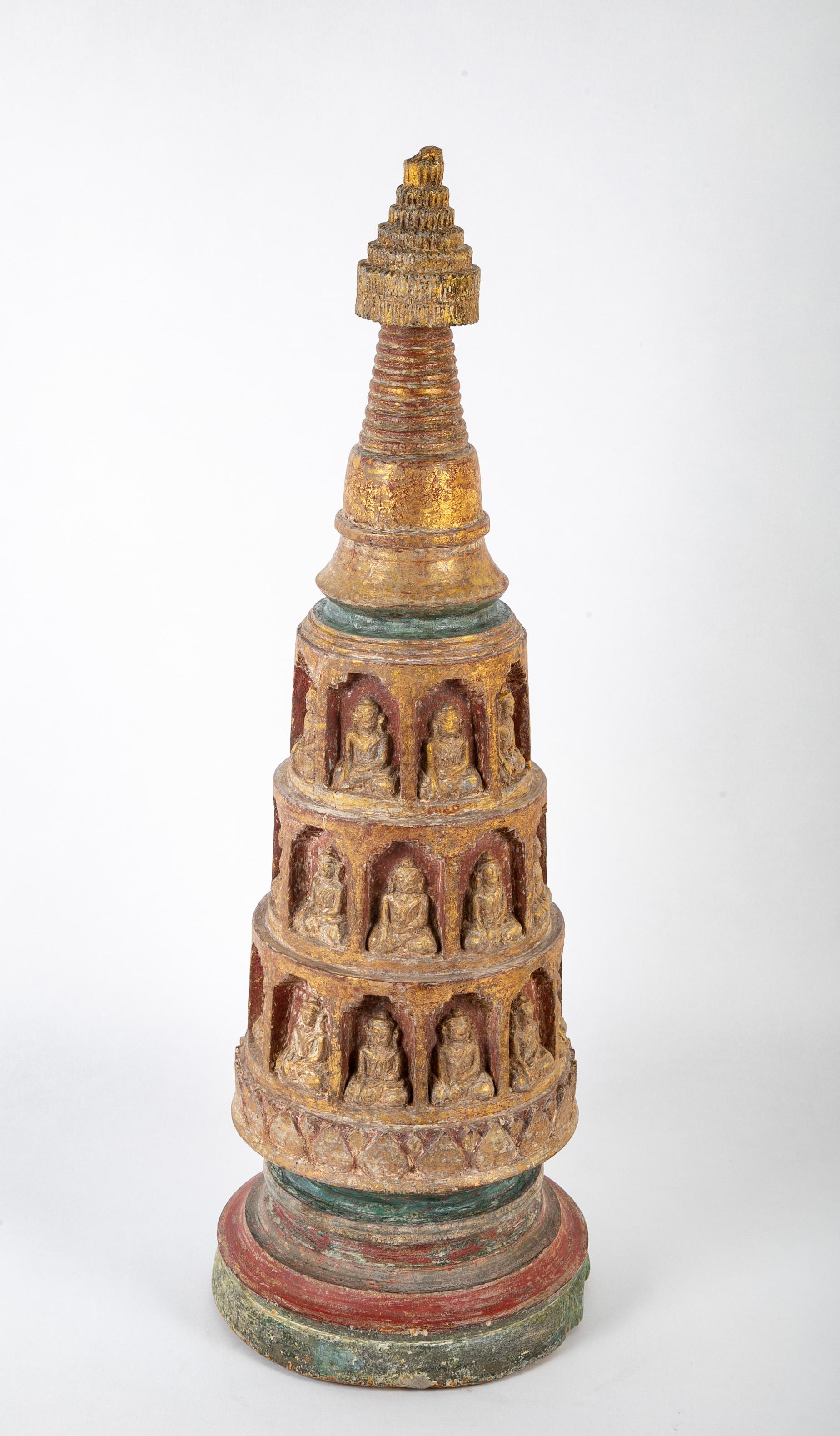 19. birmanische Stupa aus geschnitztem und vergoldetem Holz mit Buddhas in Nischen  im Angebot 1