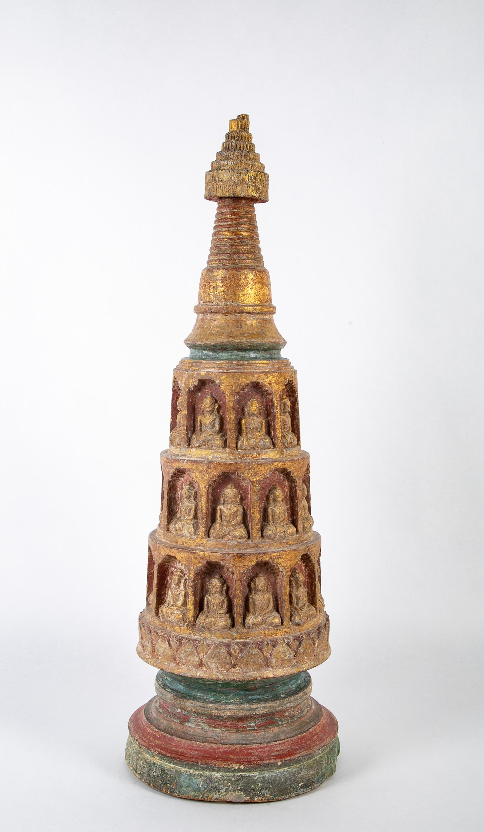 Stupa birmane du 19ème siècle en bois sculpté et doré avec des Bouddhas en pouces  en vente 1