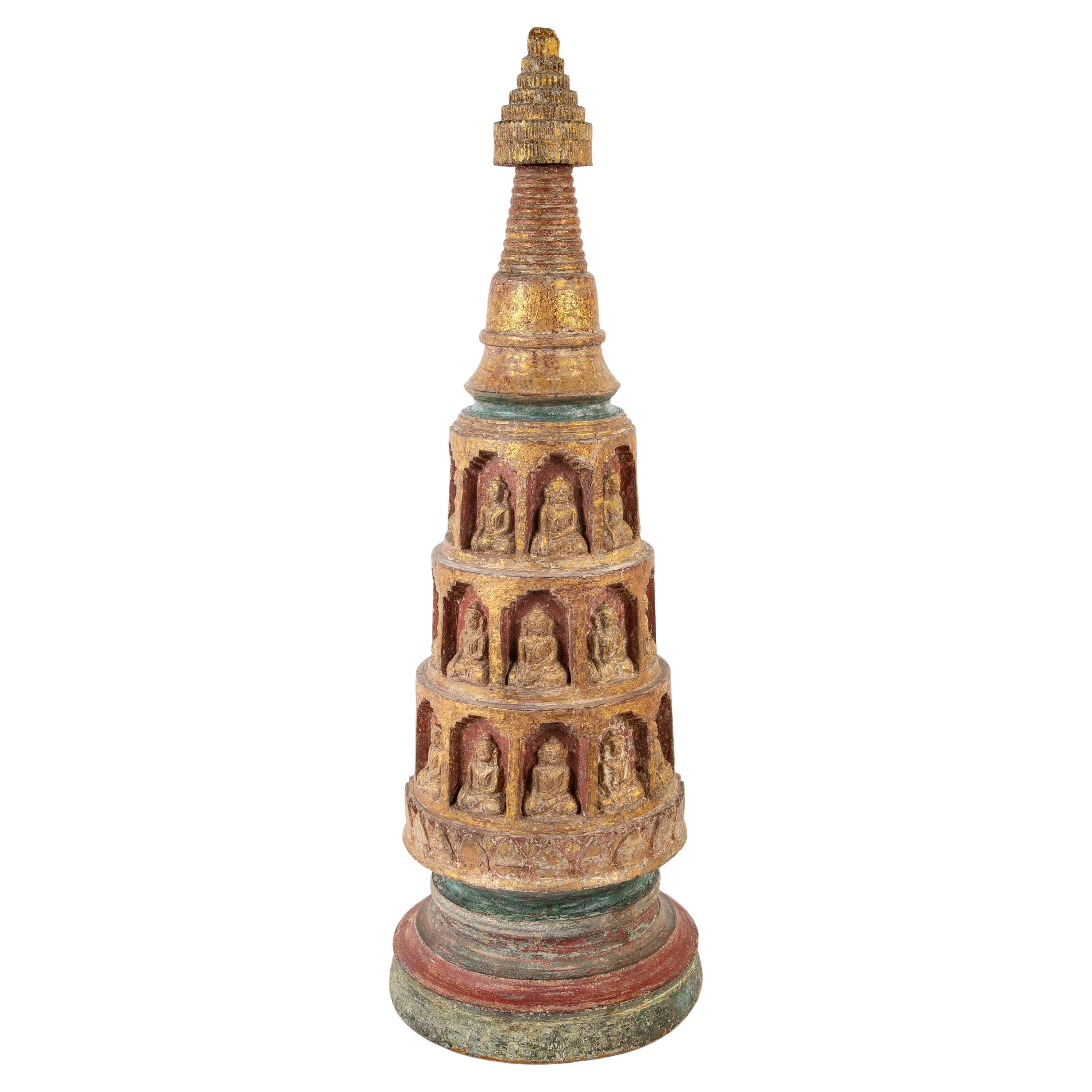 Stupa birmane du 19ème siècle en bois sculpté et doré avec des Bouddhas en pouces 