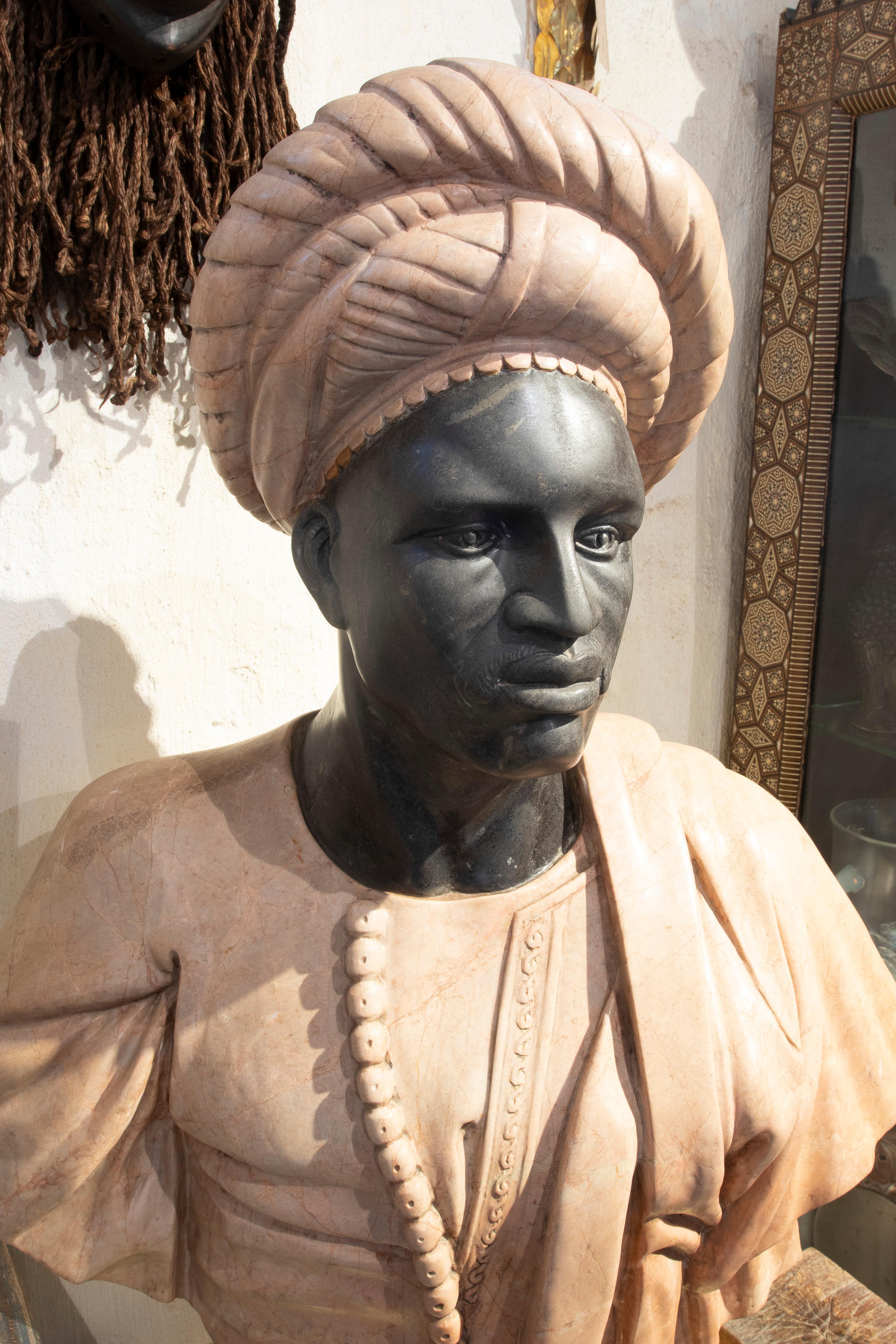 19th Bust of an African Knight in Two-Tone Carved Marble en vente 3