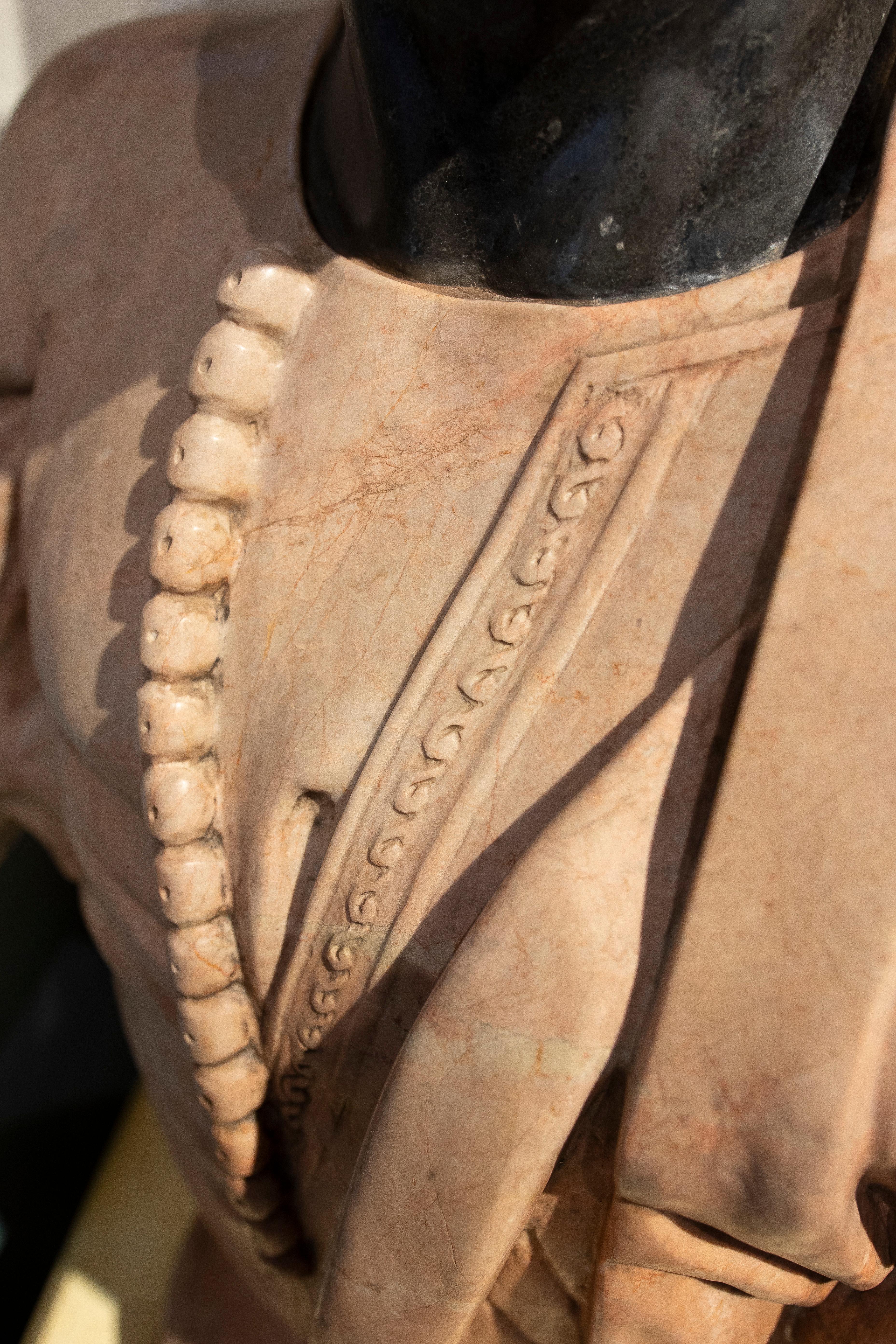 19th Bust of an African Knight in Two-Tone Carved Marble en vente 4