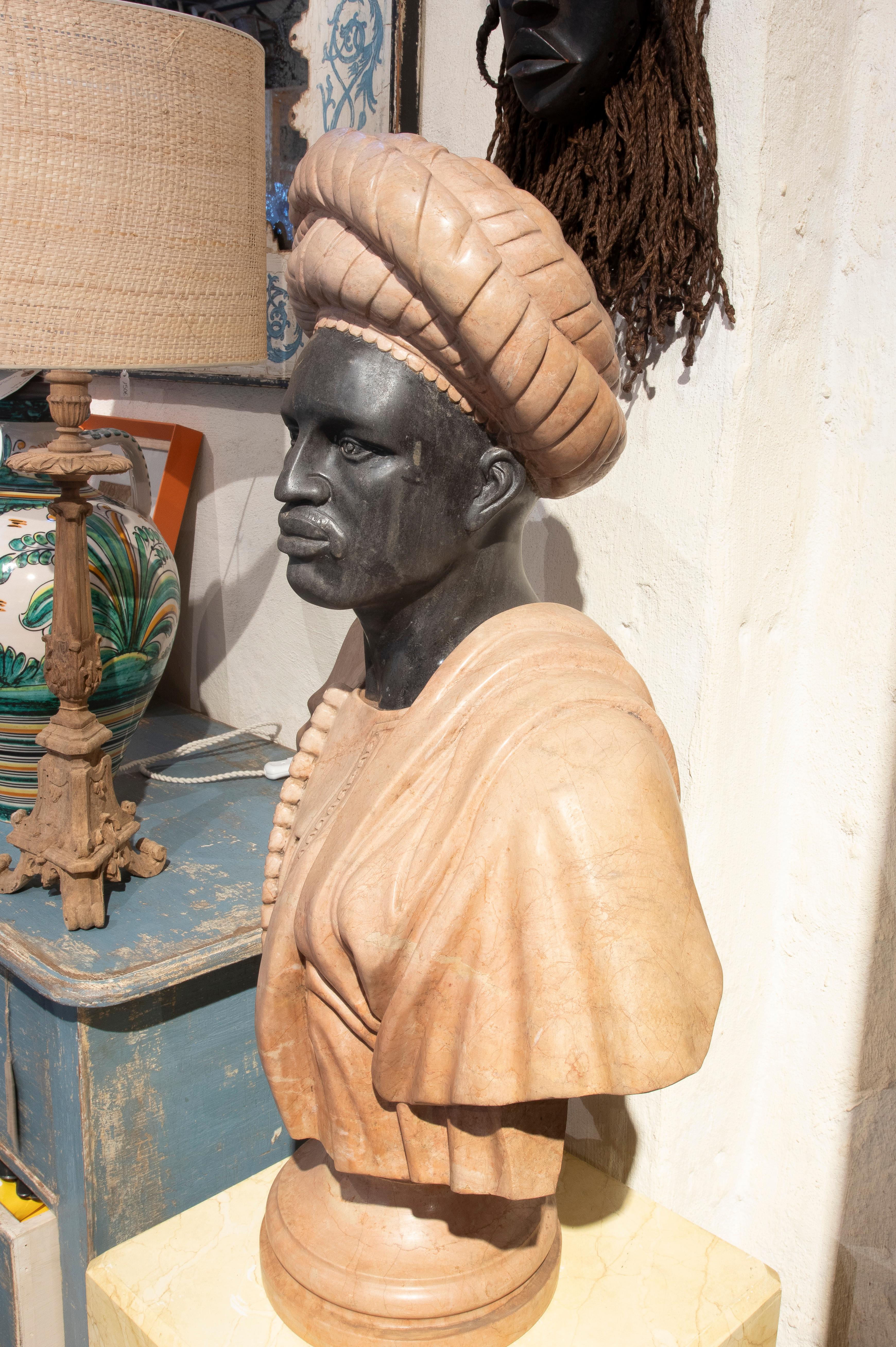 Asiatique 19th Bust of an African Knight in Two-Tone Carved Marble en vente