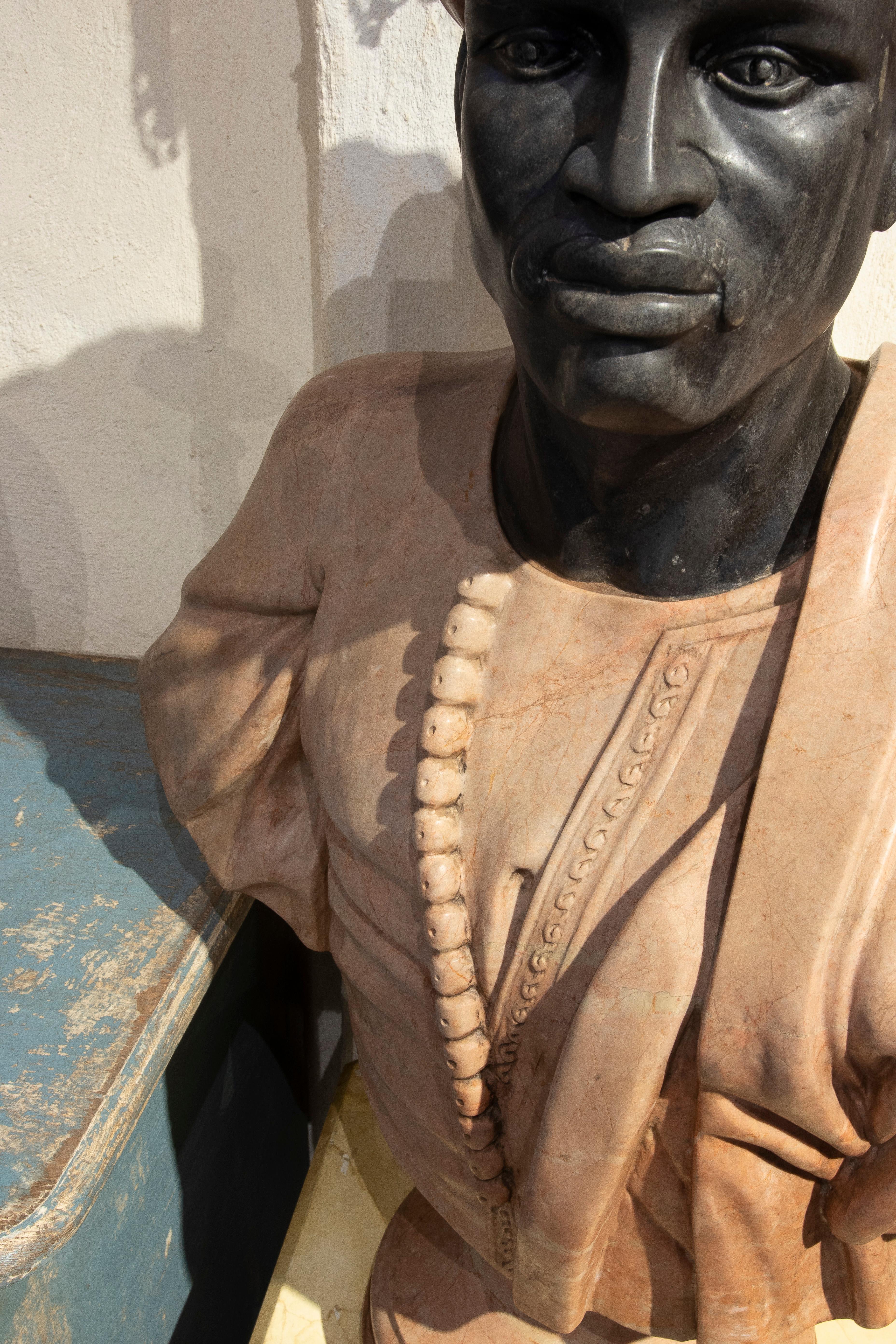 19th Bust of an African Knight in Two-Tone Carved Marble Bon état - En vente à Marbella, ES