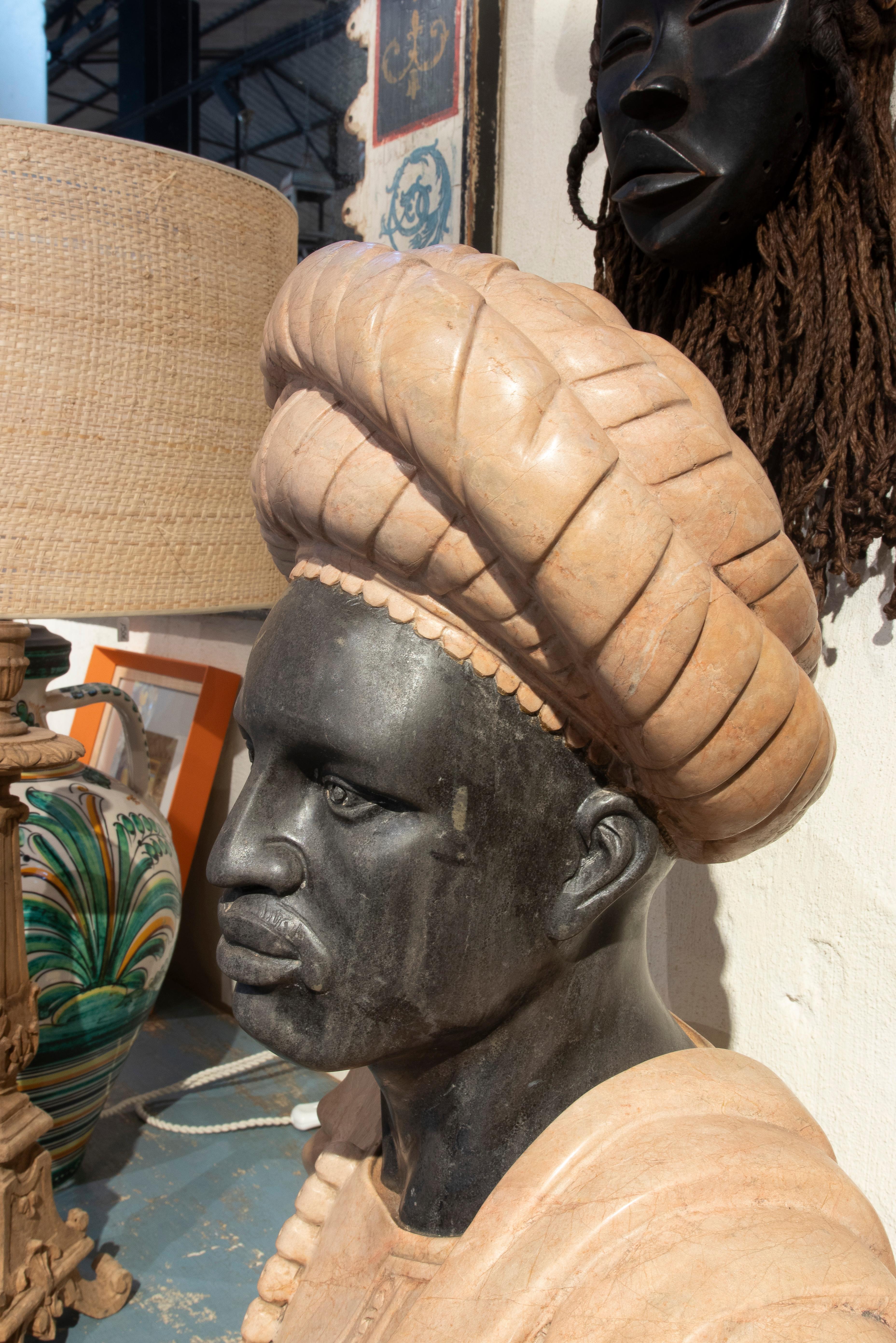 20ième siècle 19th Bust of an African Knight in Two-Tone Carved Marble en vente