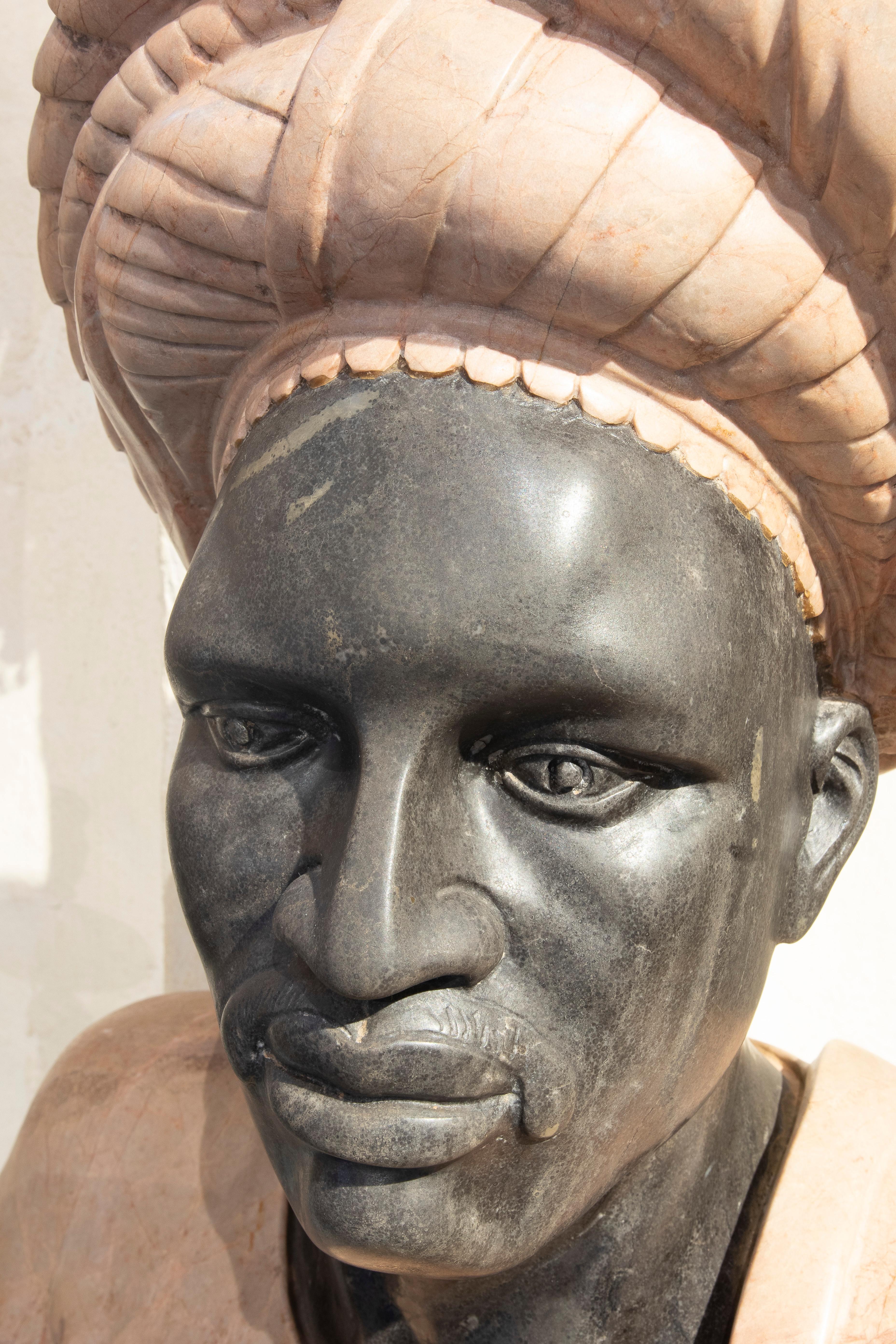 19th Bust of an African Knight in Two-Tone Carved Marble en vente 1