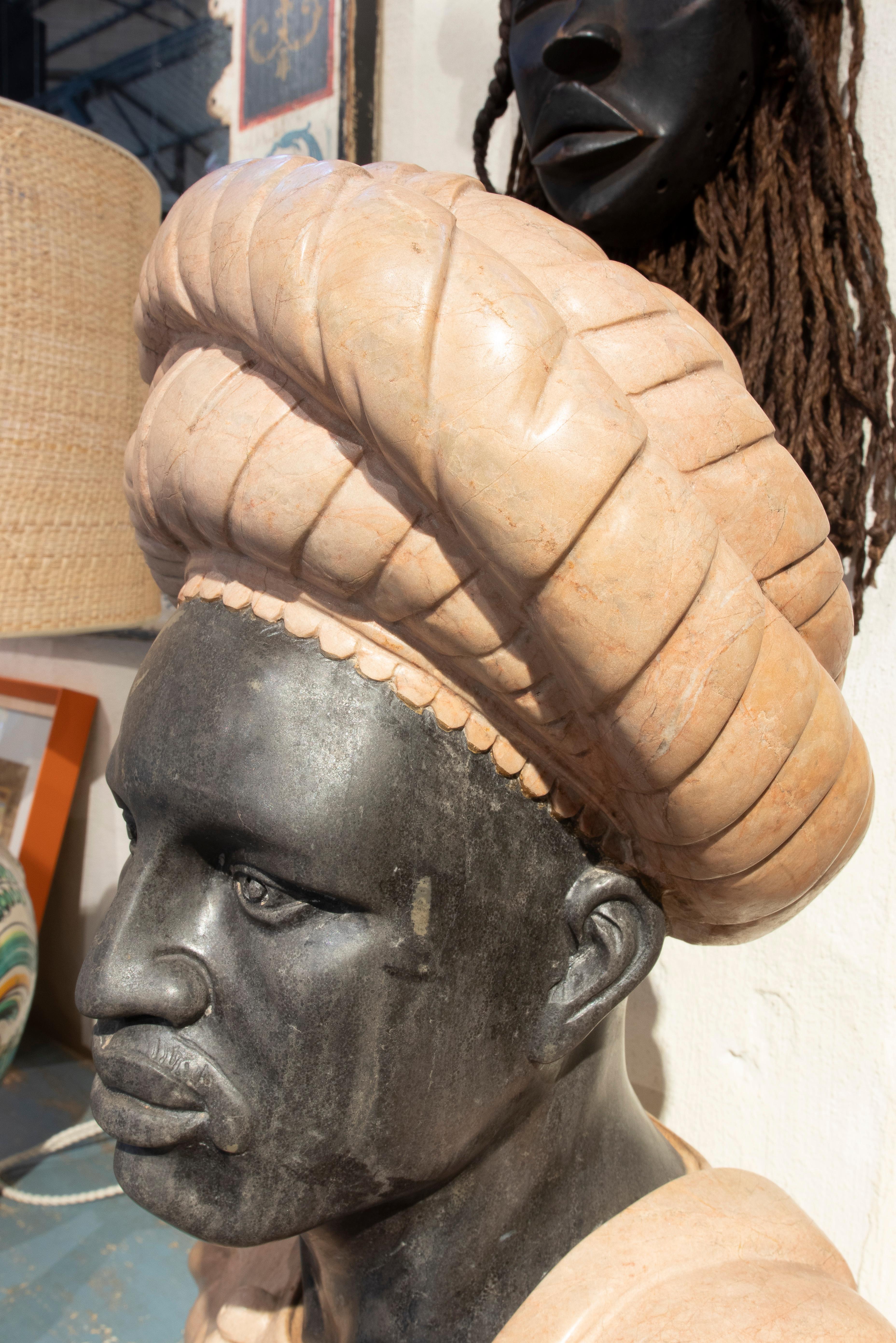 19th Bust of an African Knight in Two-Tone Carved Marble en vente 2