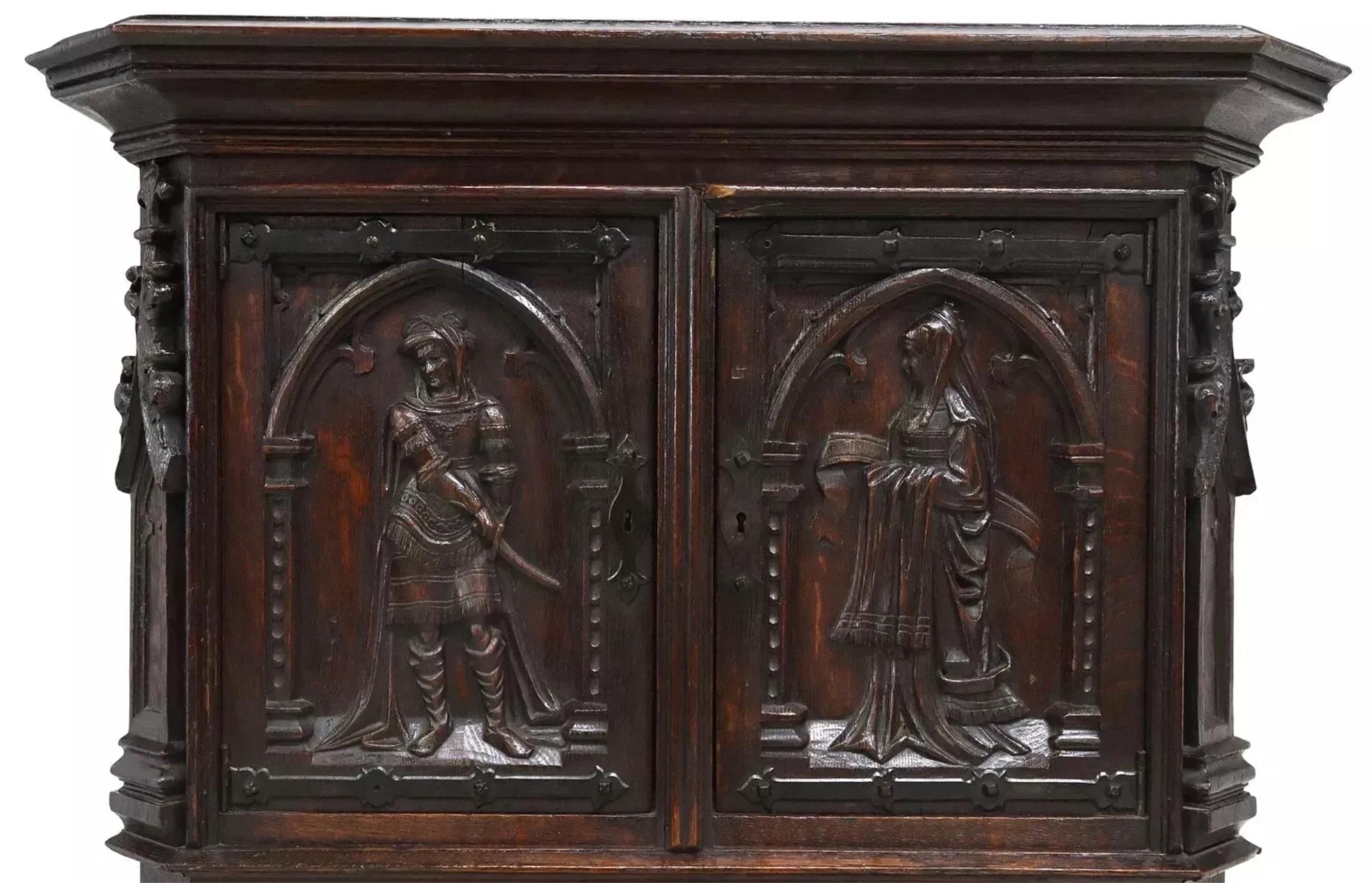 19. Jh., 1800er Jahre Antikes französisches, gotisches Revival, geschnitztes Eichen-Kredenz-Cupboard! (19. Jahrhundert) im Angebot