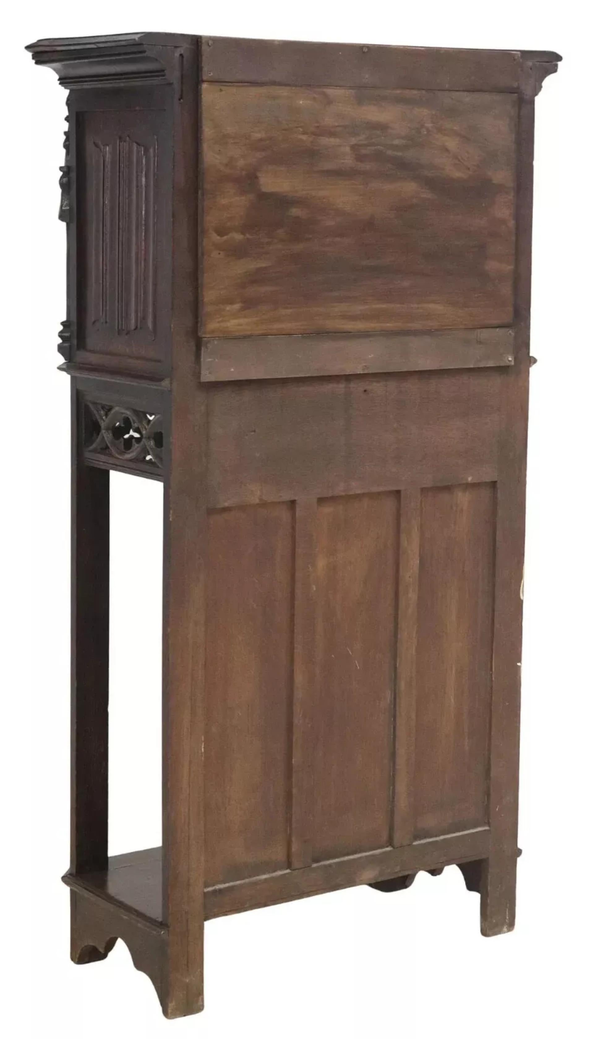 19. Jh., 1800er Jahre Antikes französisches, gotisches Revival, geschnitztes Eichen-Kredenz-Cupboard! (Eichenholz) im Angebot
