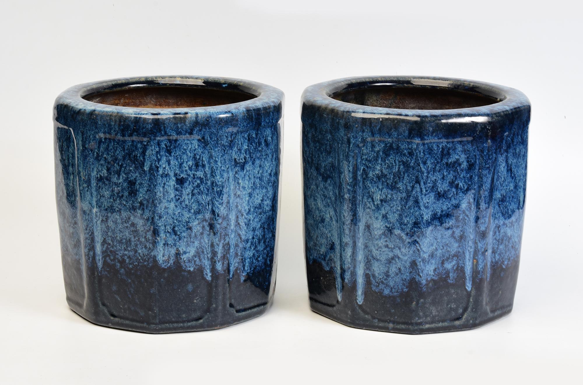 Un par de Hibachi japoneses antiguos de cerámica esmaltada azul Shigaraki.

El hibachi es un aparato de calefacción tradicional japonés.

Edad: Japón, siglo XIX
Tamaño: Alto 23 C.M. / Ancho 24 C.M.
Estado: Buen estado en general (algo de degradación