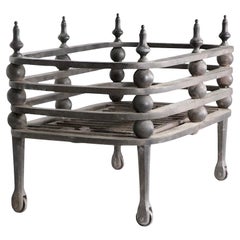 Camino Aesthetic Movement del XIX secolo con griglia in ghisa di Christopher Dresser