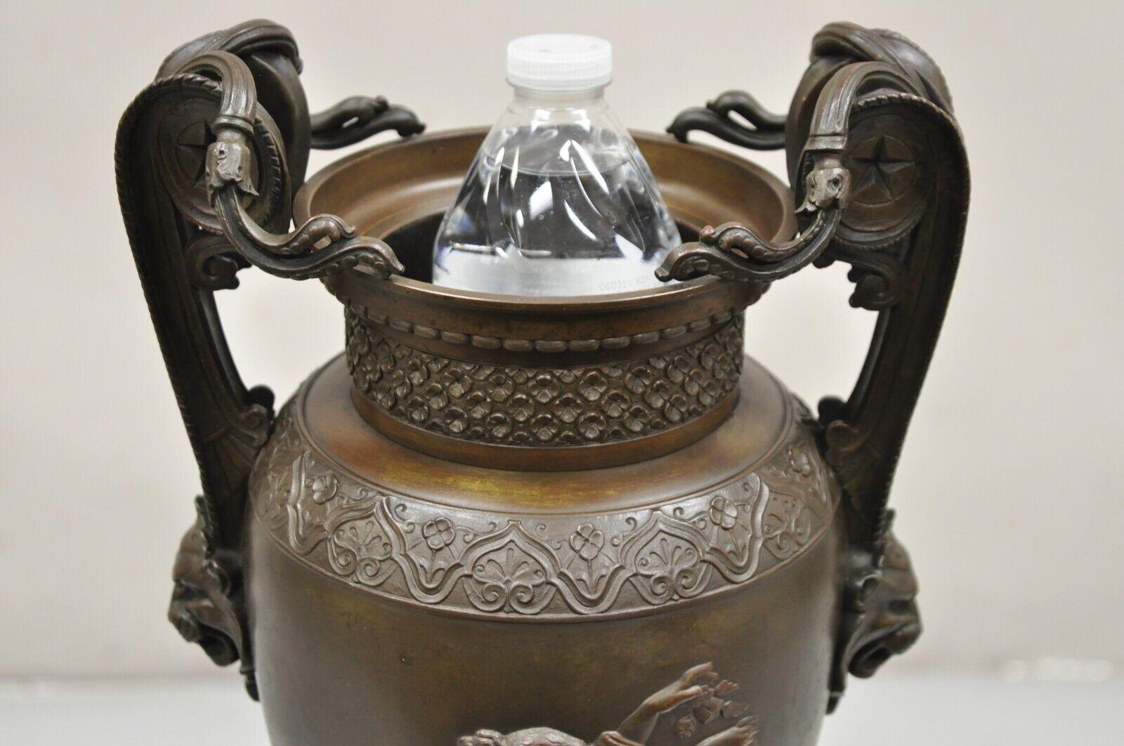 Vase urne néoclassique français Alfred Daubree du 19ème siècle en bronze avec lions en vente 4