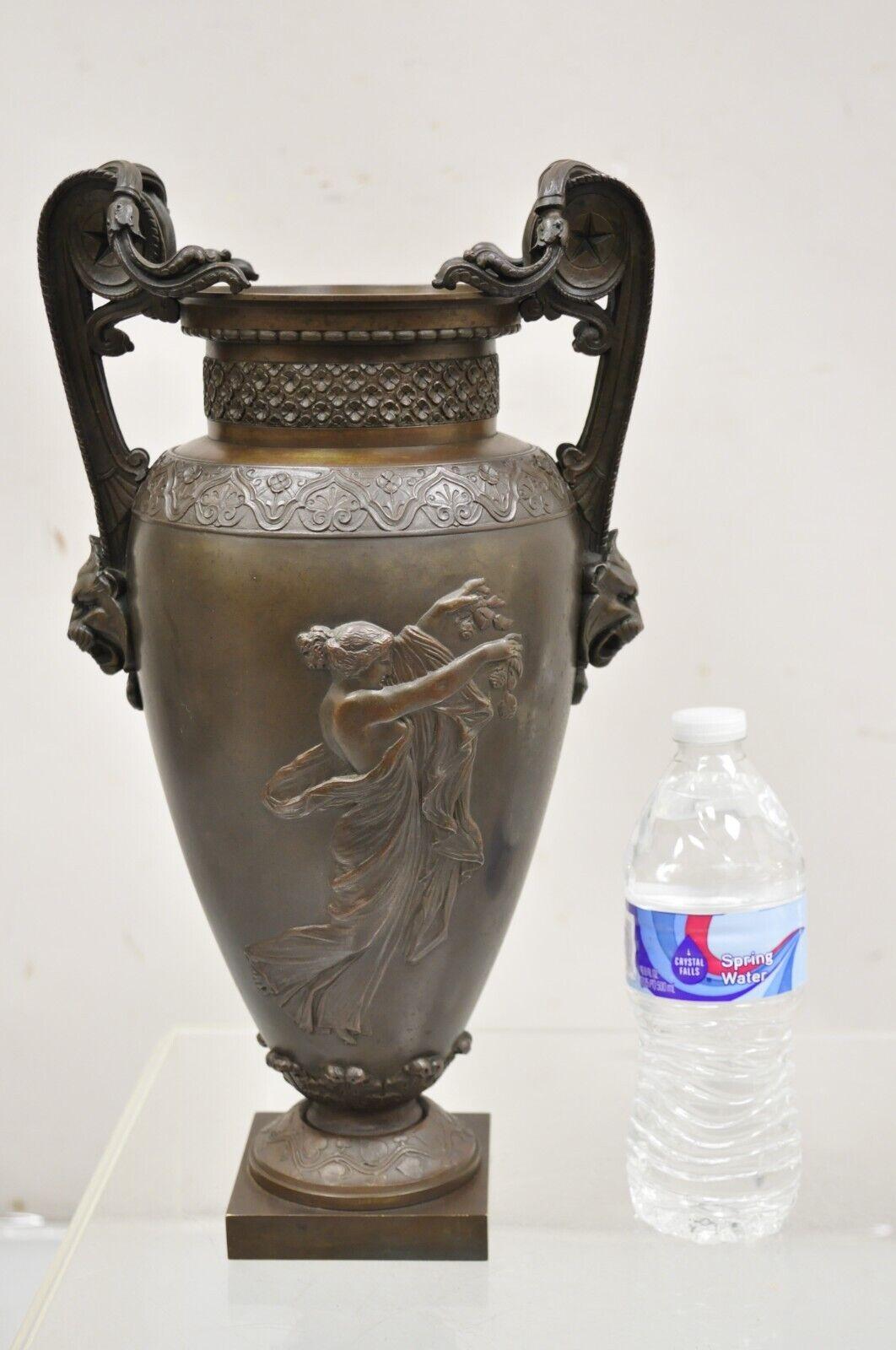 A.I.C.C. Vase Urne Figurale en Bronze avec Lions, de style néoclassique / Louis XVI, du 19ème siècle. L'objet présente des scènes de jeunes filles dansantes sur les deux côtés, des poignées en forme de tête de lion, un bronze finement coulé et une