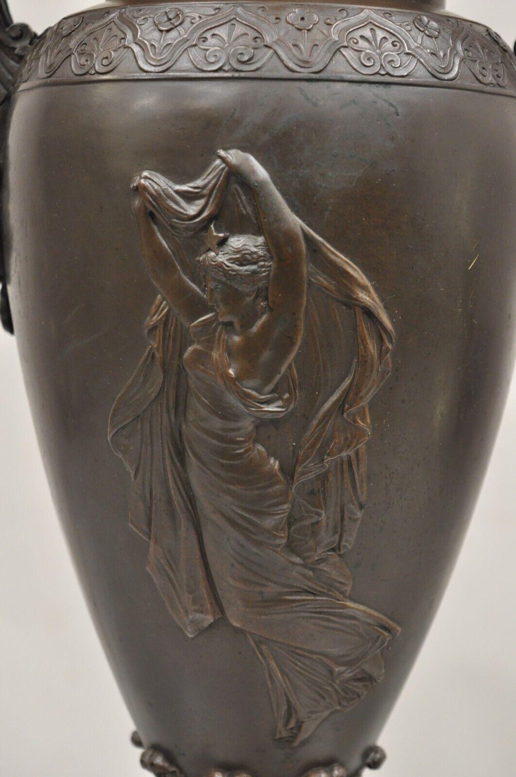XIXe siècle Vase urne néoclassique français Alfred Daubree du 19ème siècle en bronze avec lions en vente