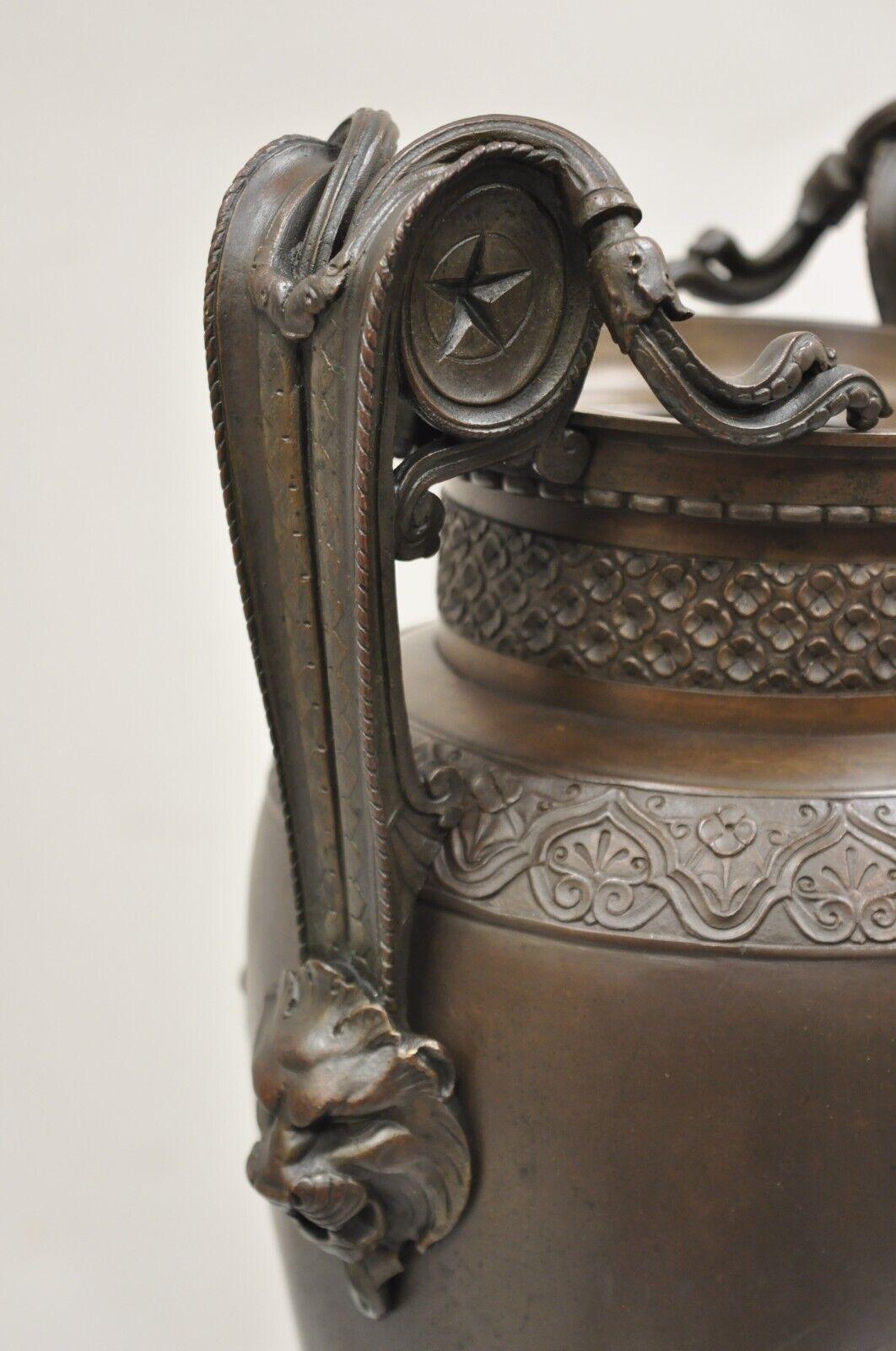 Bronze Vase urne néoclassique français Alfred Daubree du 19ème siècle en bronze avec lions en vente
