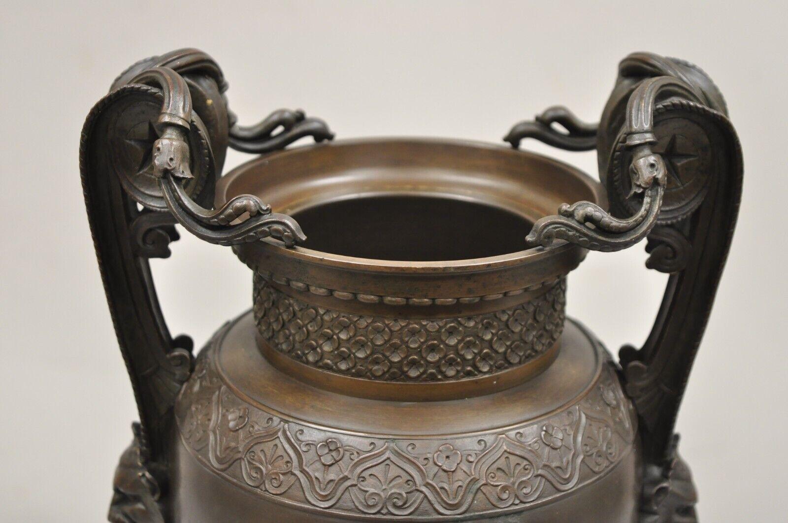 Vase urne néoclassique français Alfred Daubree du 19ème siècle en bronze avec lions en vente 2