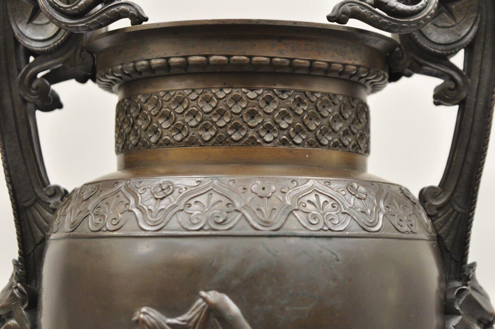 Vase urne néoclassique français Alfred Daubree du 19ème siècle en bronze avec lions en vente 3