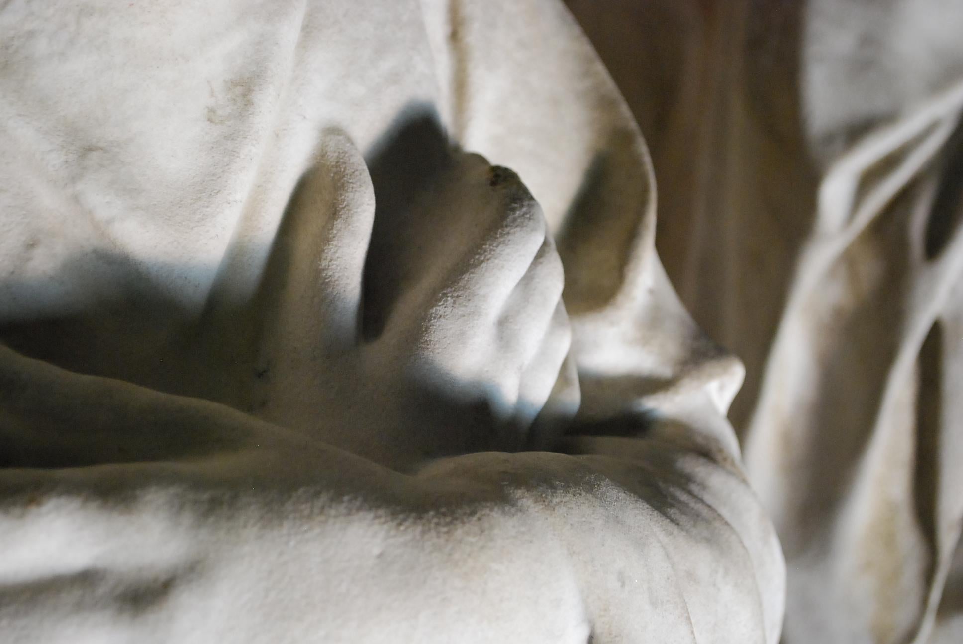 Grandes et authentiques statues d'anges en marbre sculptées américaines en vente 4