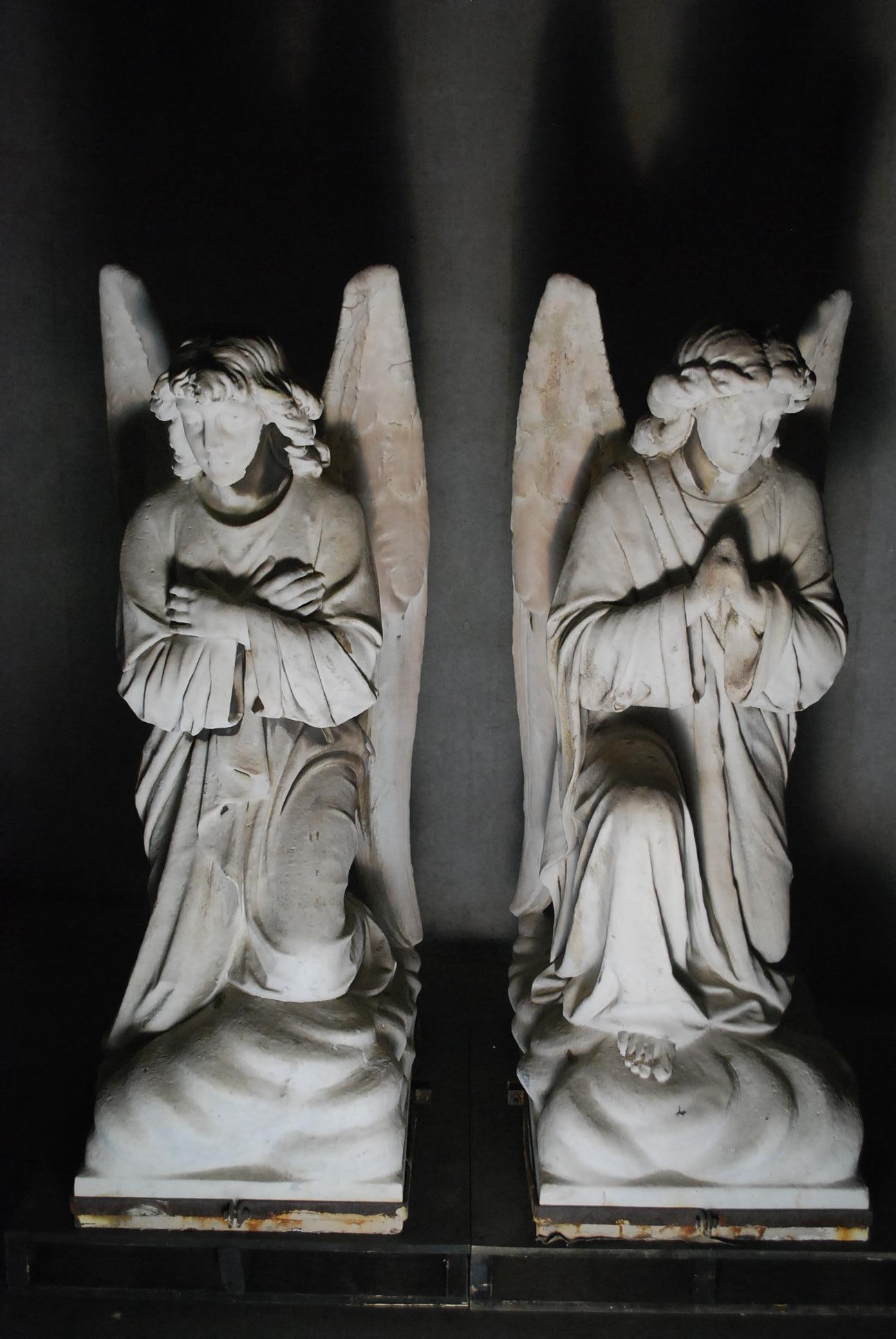 Romain classique Grandes et authentiques statues d'anges en marbre sculptées américaines en vente