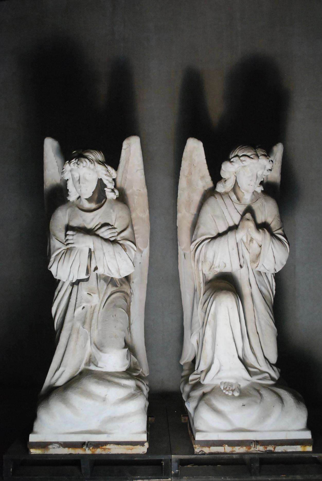 Américain Grandes et authentiques statues d'anges en marbre sculptées américaines en vente