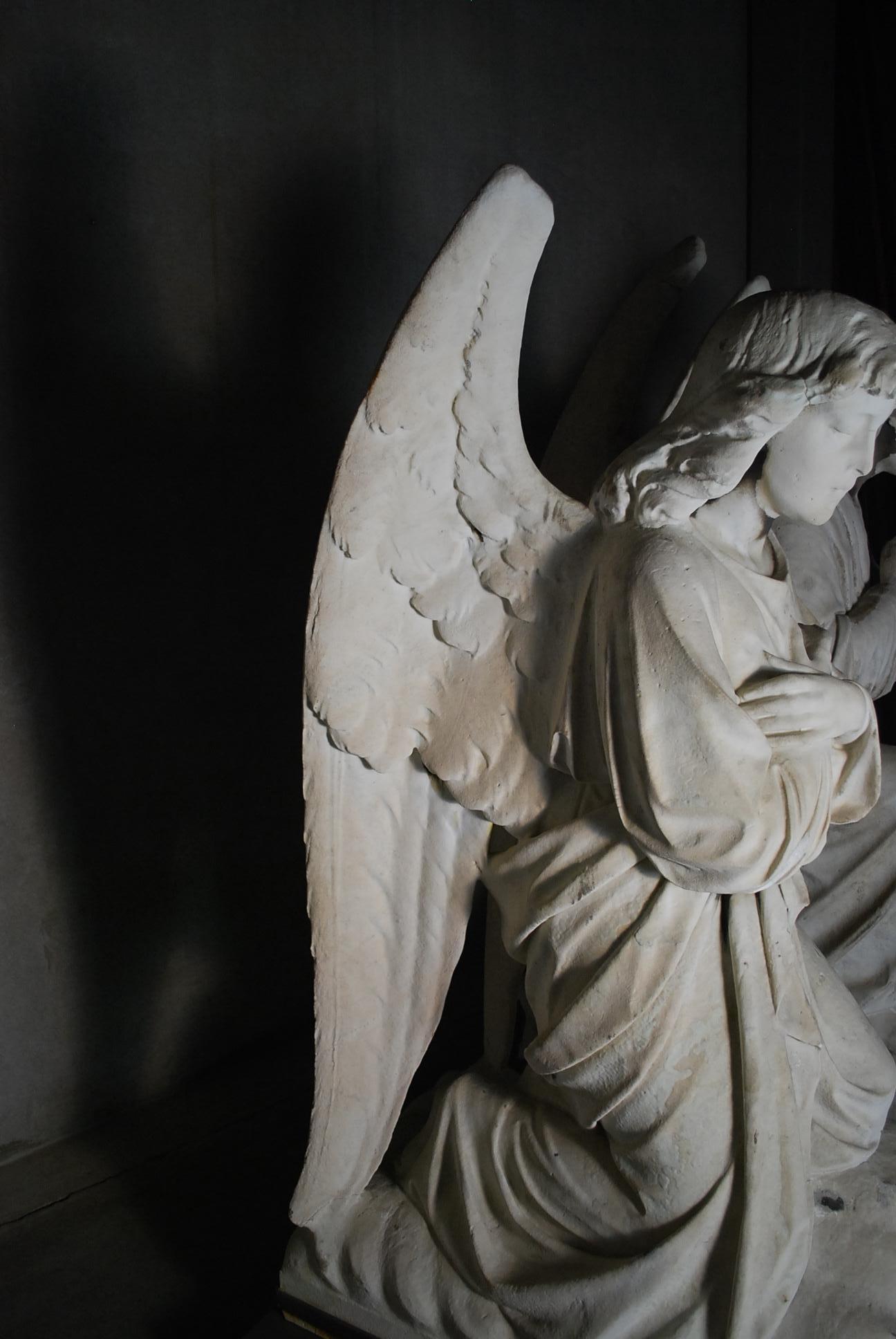 20ième siècle Grandes et authentiques statues d'anges en marbre sculptées américaines en vente