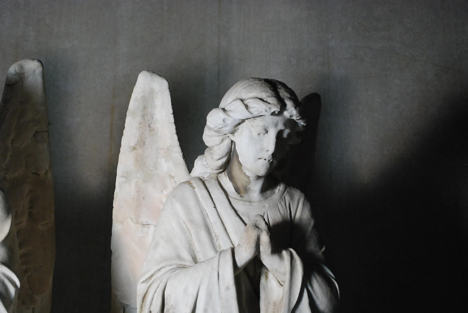 Marbre Grandes et authentiques statues d'anges en marbre sculptées américaines en vente