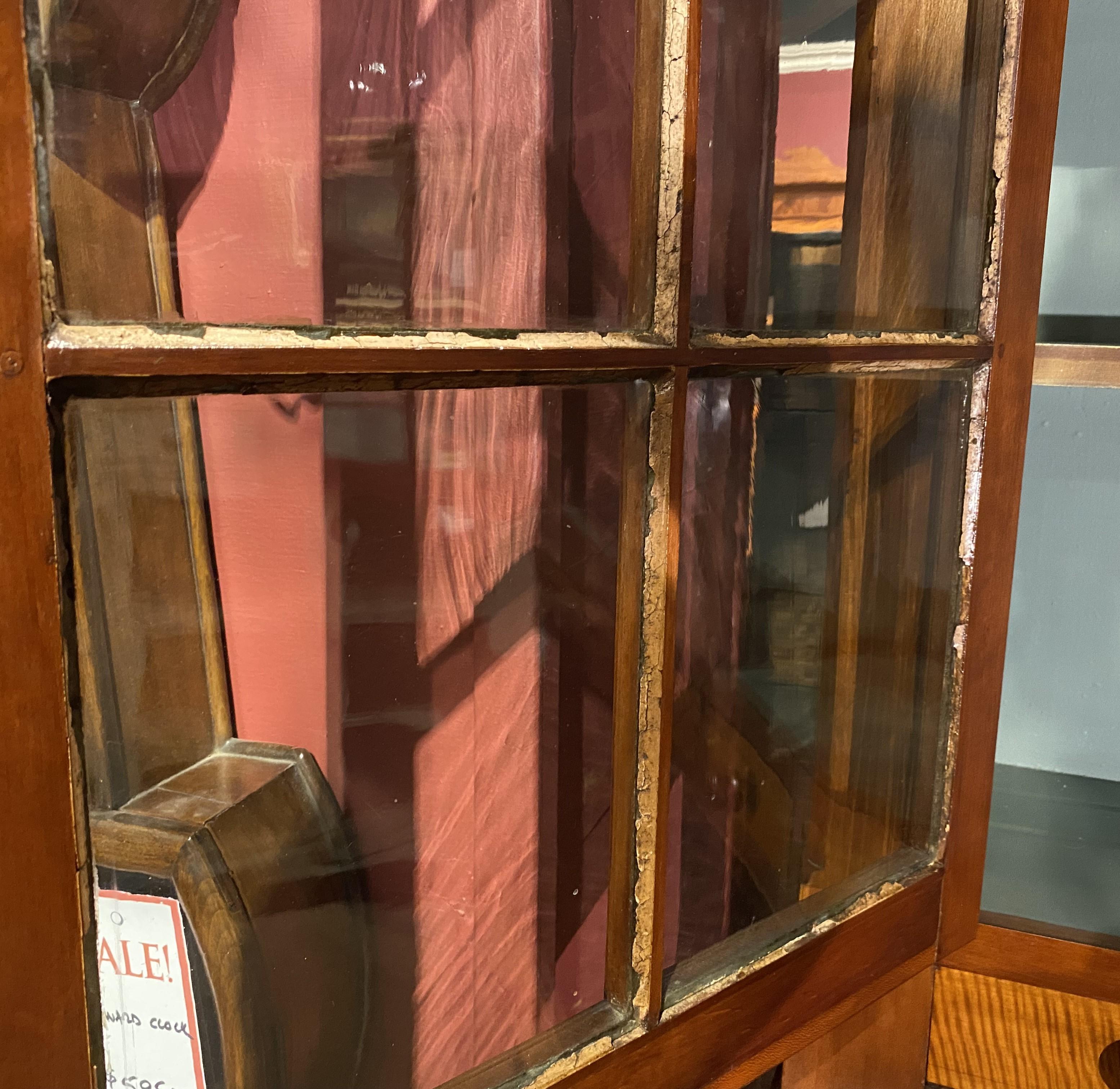 A.I.C. C&W, 19e siècle, armoire en cerisier américain en deux parties avec façades de tiroirs en érable tigré. en vente 2