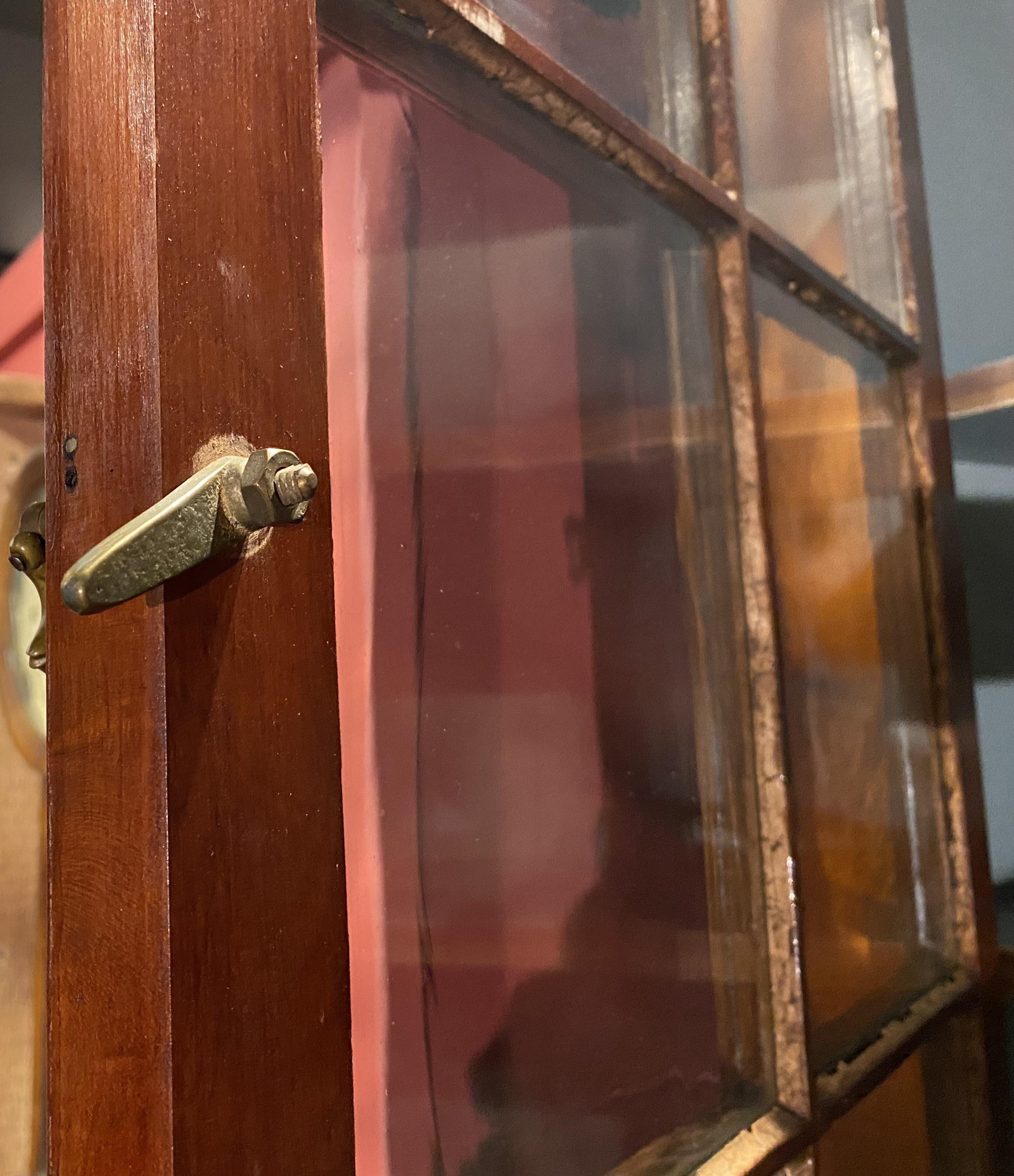 A.I.C. C&W, 19e siècle, armoire en cerisier américain en deux parties avec façades de tiroirs en érable tigré. en vente 4