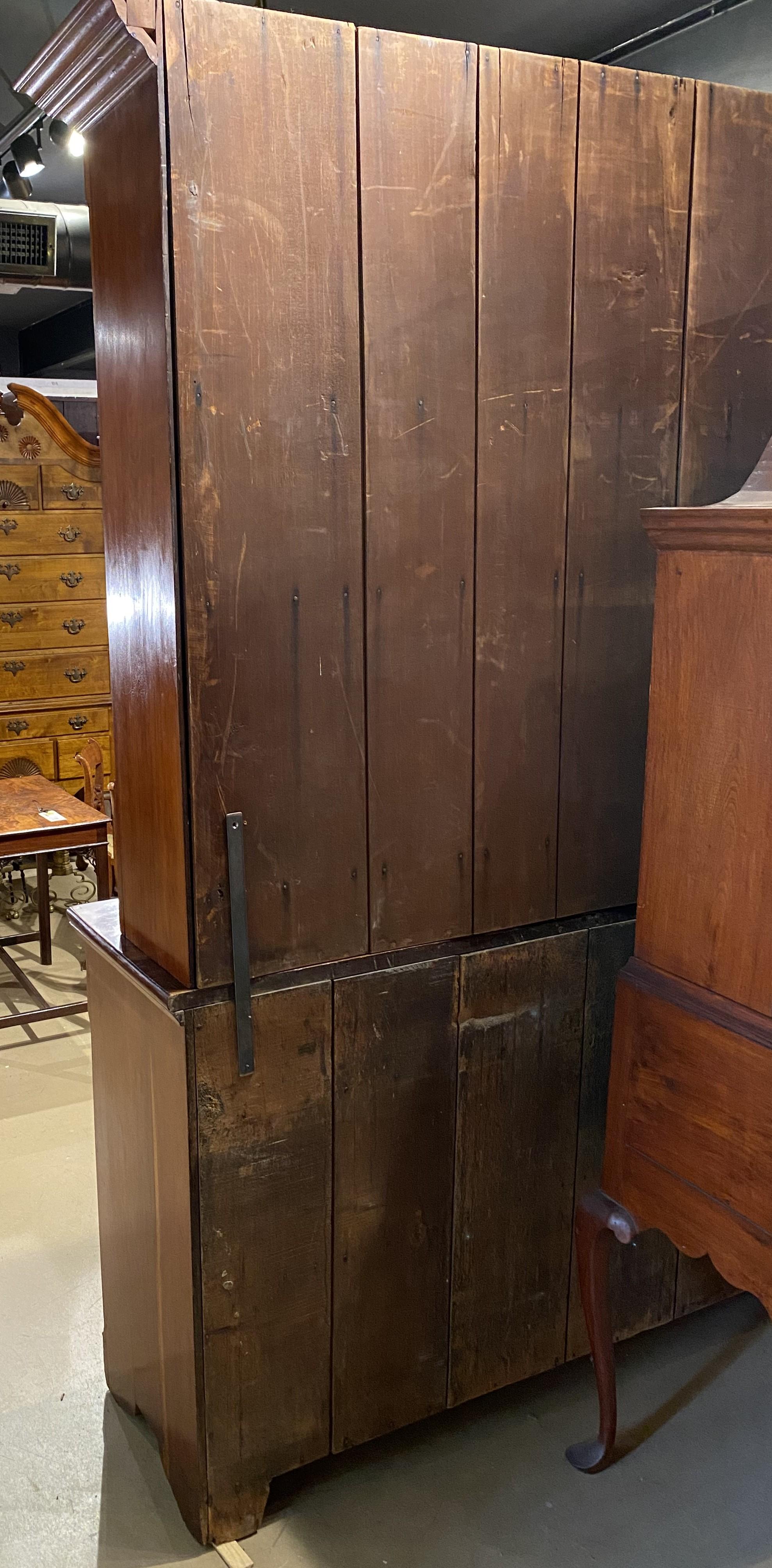 A.I.C. C&W, 19e siècle, armoire en cerisier américain en deux parties avec façades de tiroirs en érable tigré. en vente 11